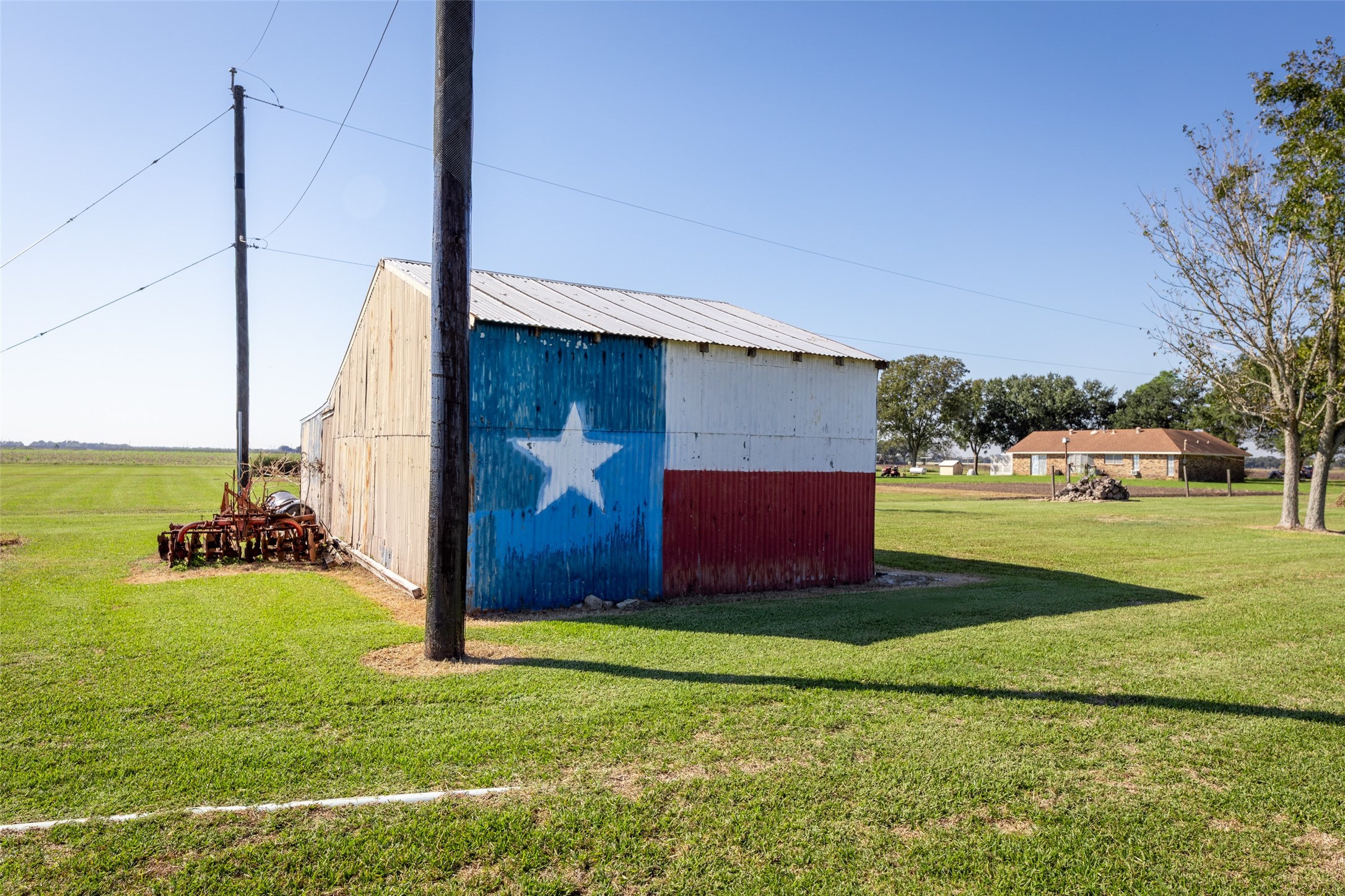 Side view of barn