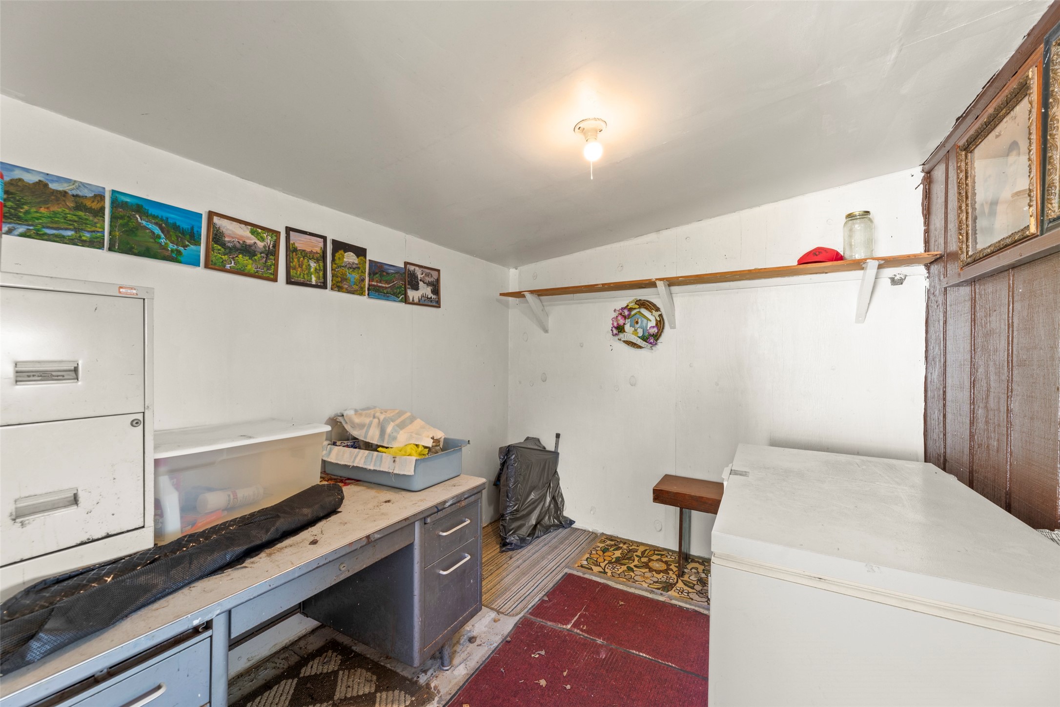 Workshop/craft area in utility room building