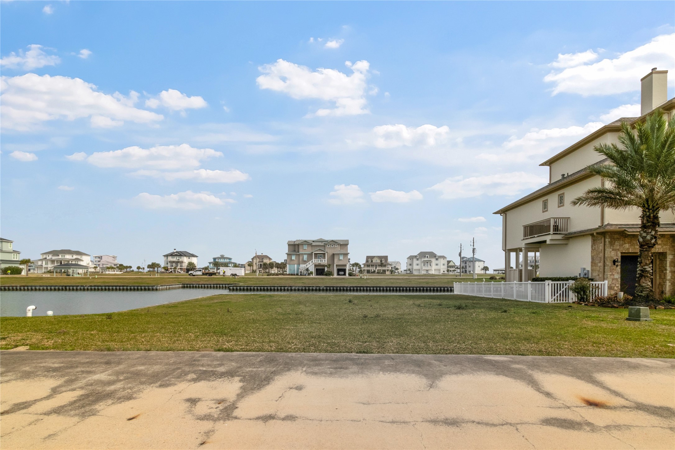 9 Ramrod, Hitchcock, TX 77563