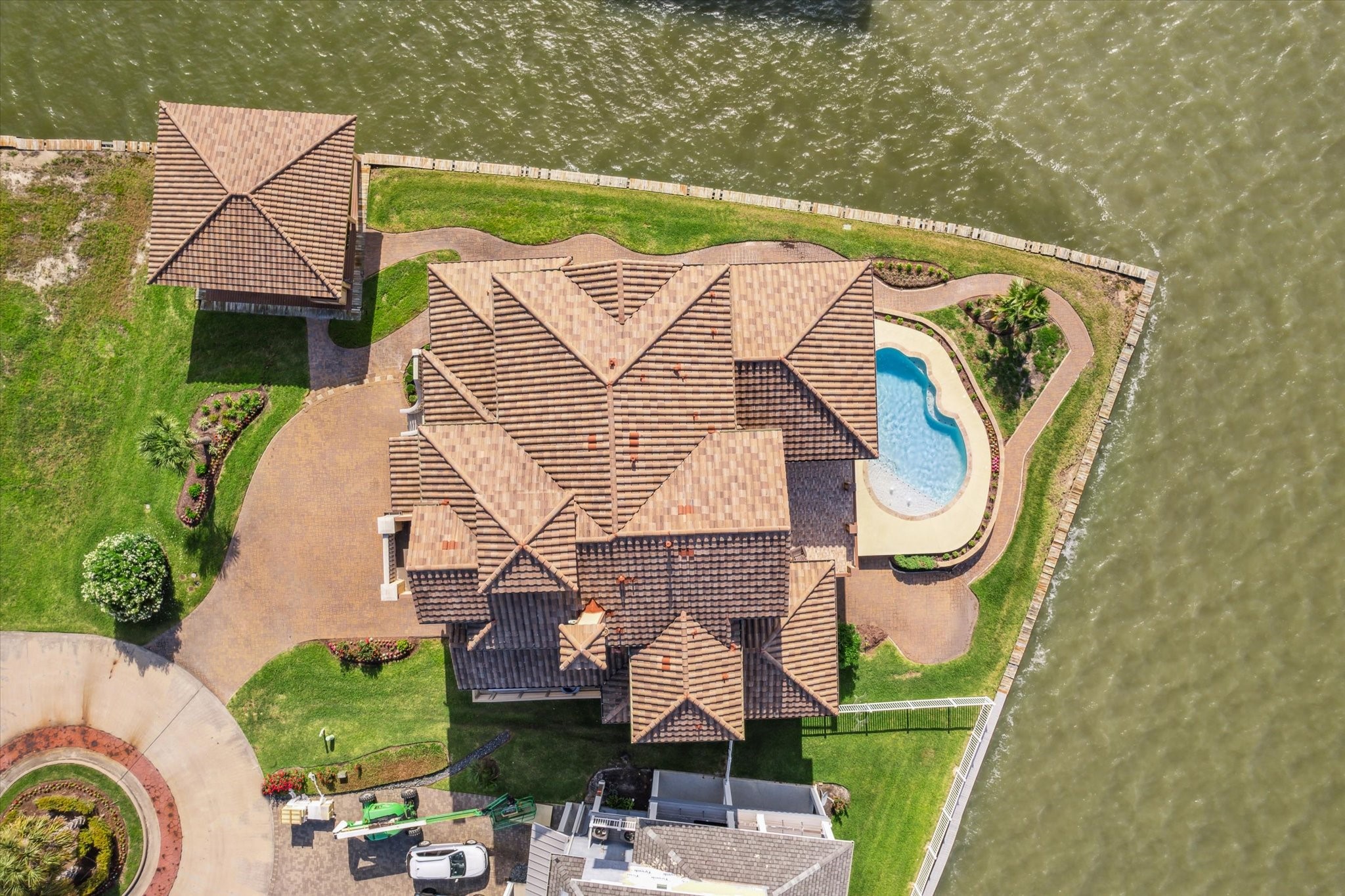 An aerial view showing the magnificent design and property size. Boral Tejas Espana (Tejas-Espana-Barcelona) high profile tile roof rated
to Class 3 (Tested to FM 4473) on main structure and boat house An aerial view showing the magnificent design and property size. Boral Tejas Espana (Tejas-Espana-Barcelona) high profile tile roof rated
to Class 3 (Tested to FM 4473) on main structure and boat house