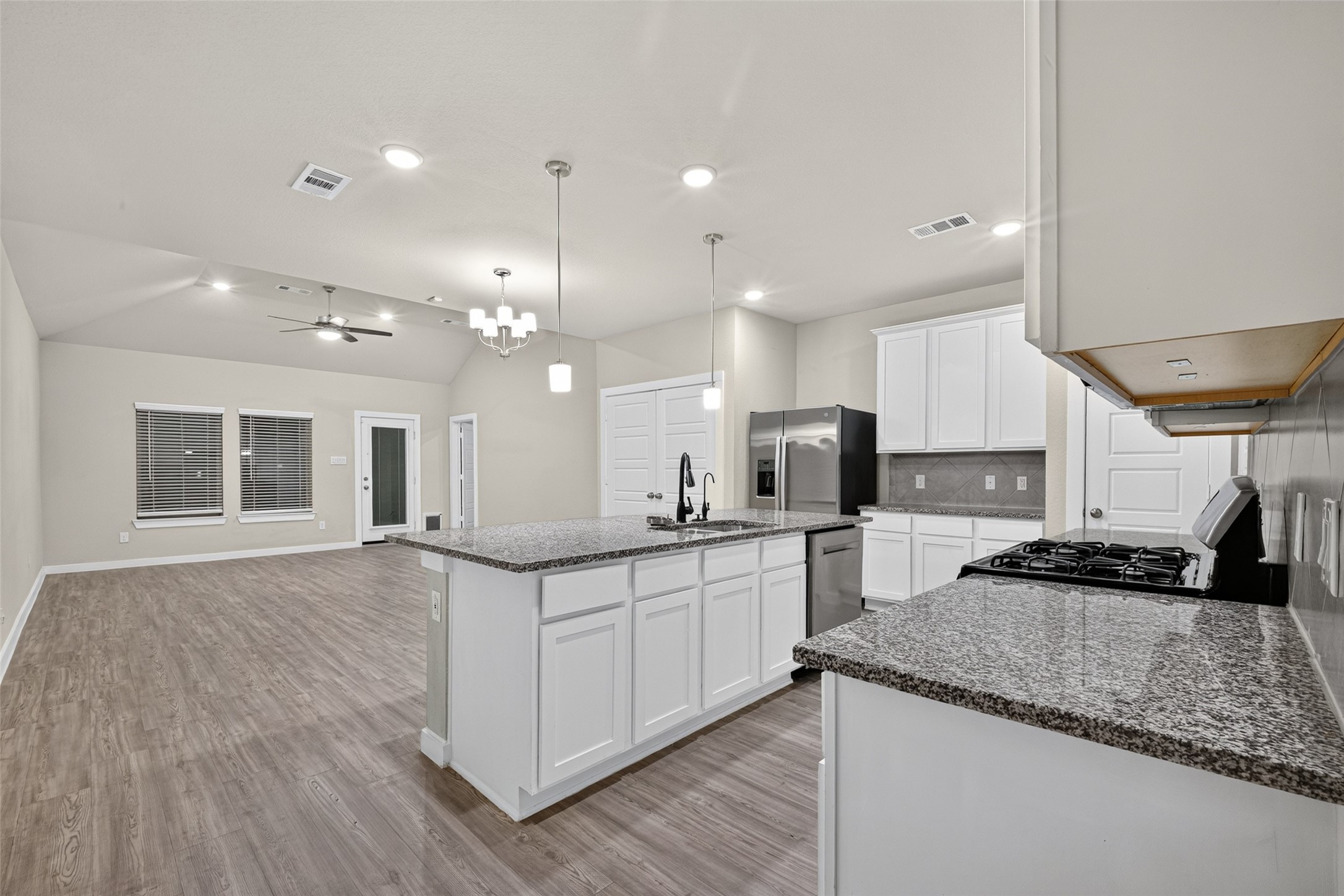 26300 Astral Way, La Marque, TX 77568