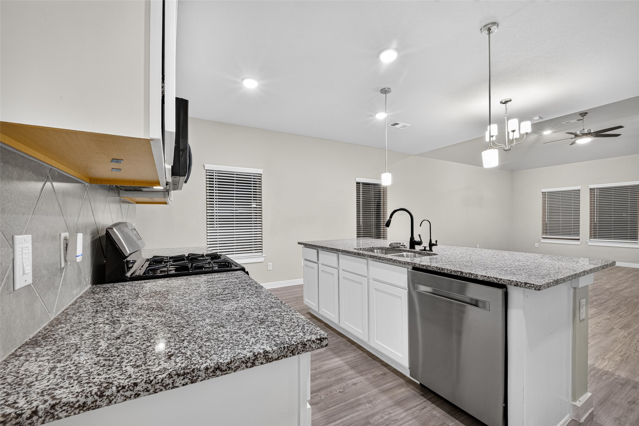 26300 Astral Way, La Marque, TX 77568
