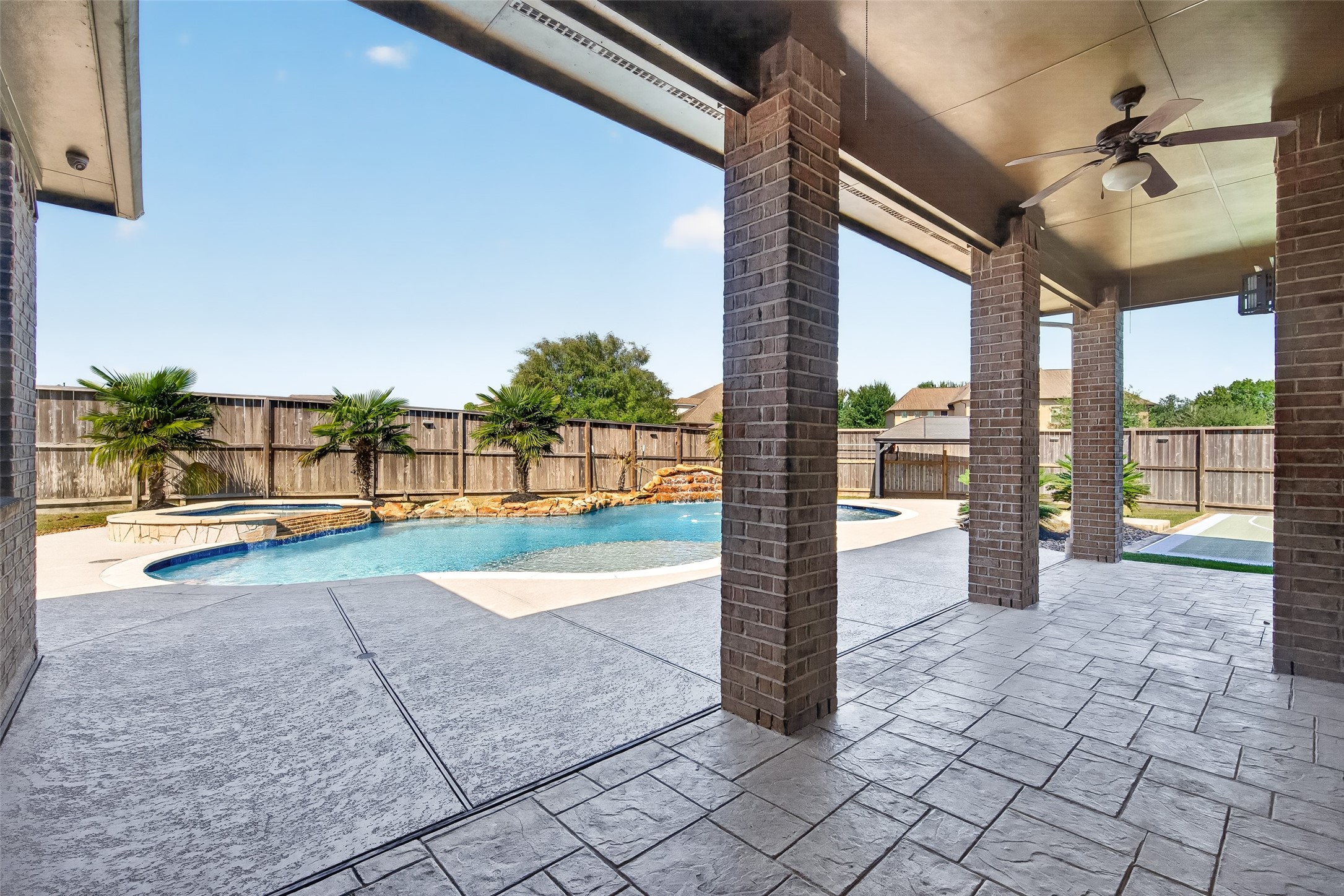 1902 Creekwood Lane, Friendswood, TX 77546