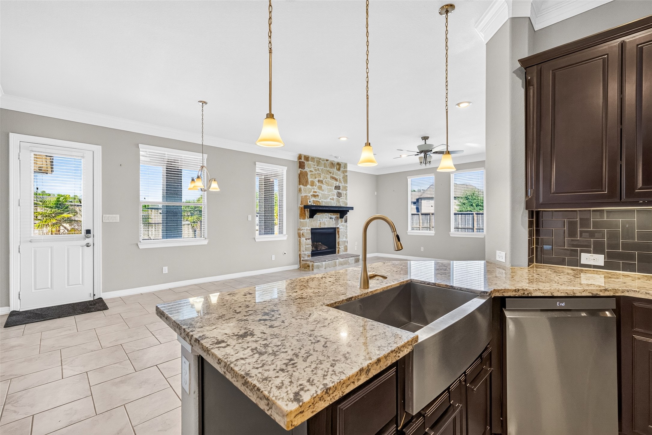 1902 Creekwood Lane, Friendswood, TX 77546