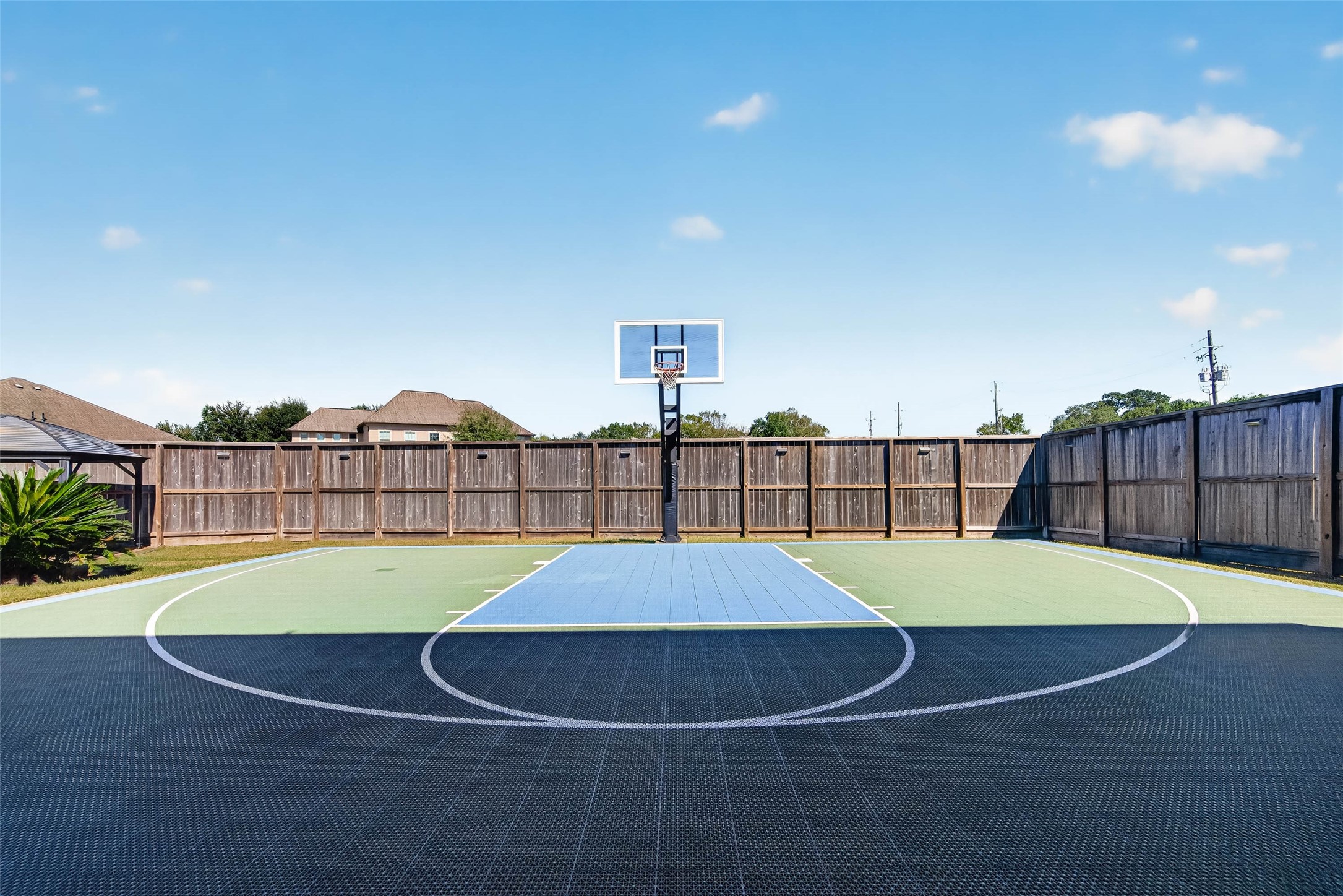 1902 Creekwood Lane, Friendswood, TX 77546