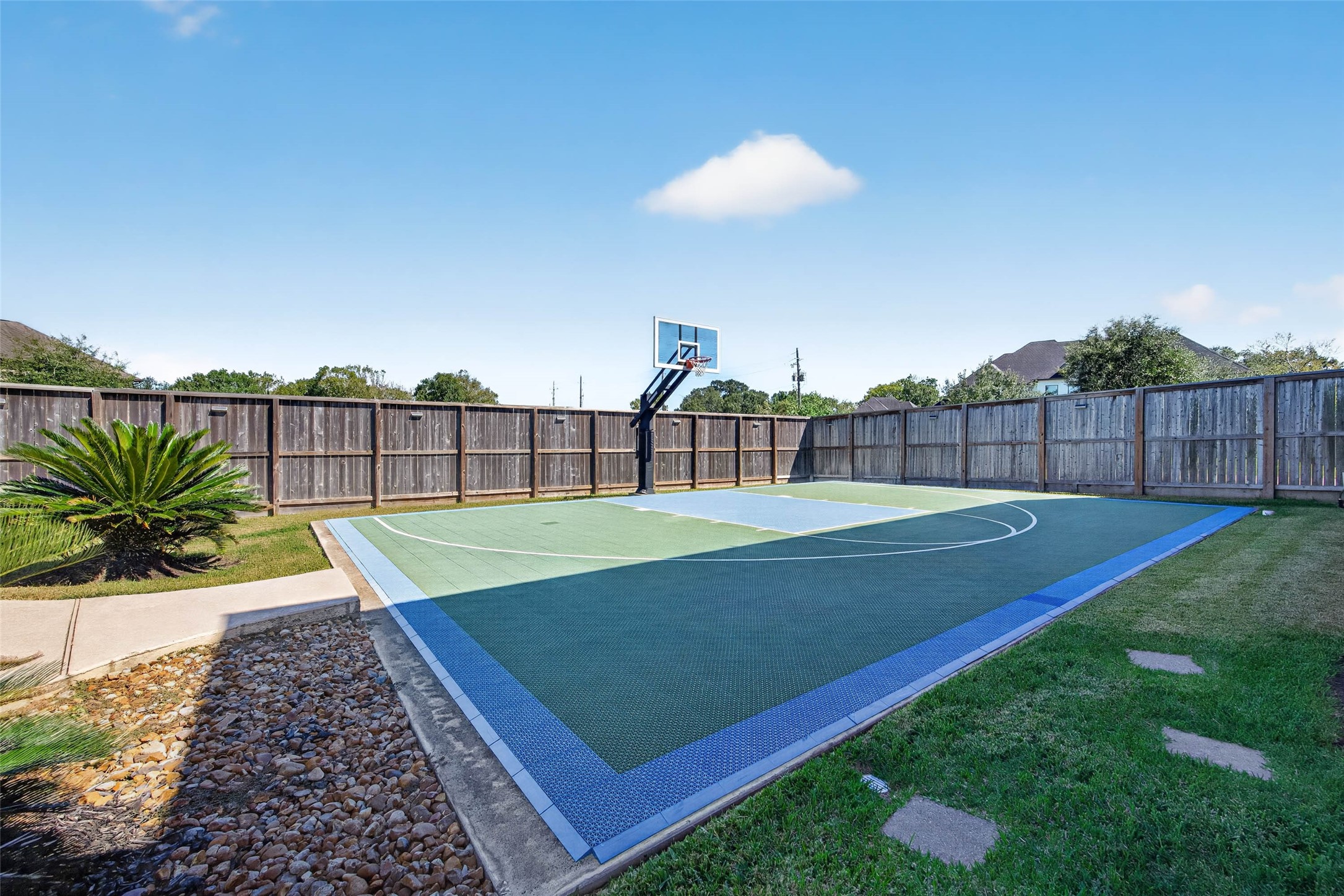 1902 Creekwood Lane, Friendswood, TX 77546