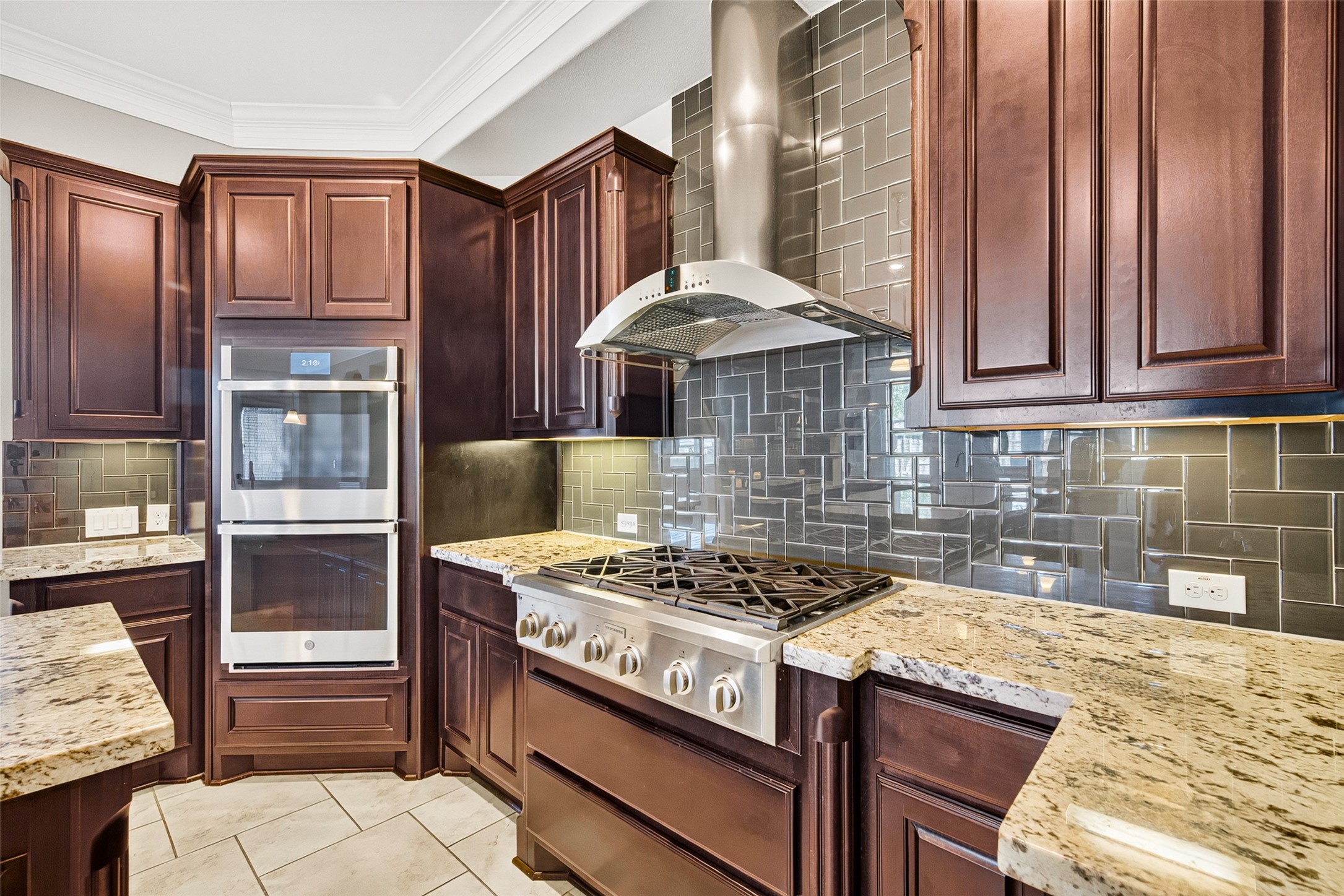 1902 Creekwood Lane, Friendswood, TX 77546