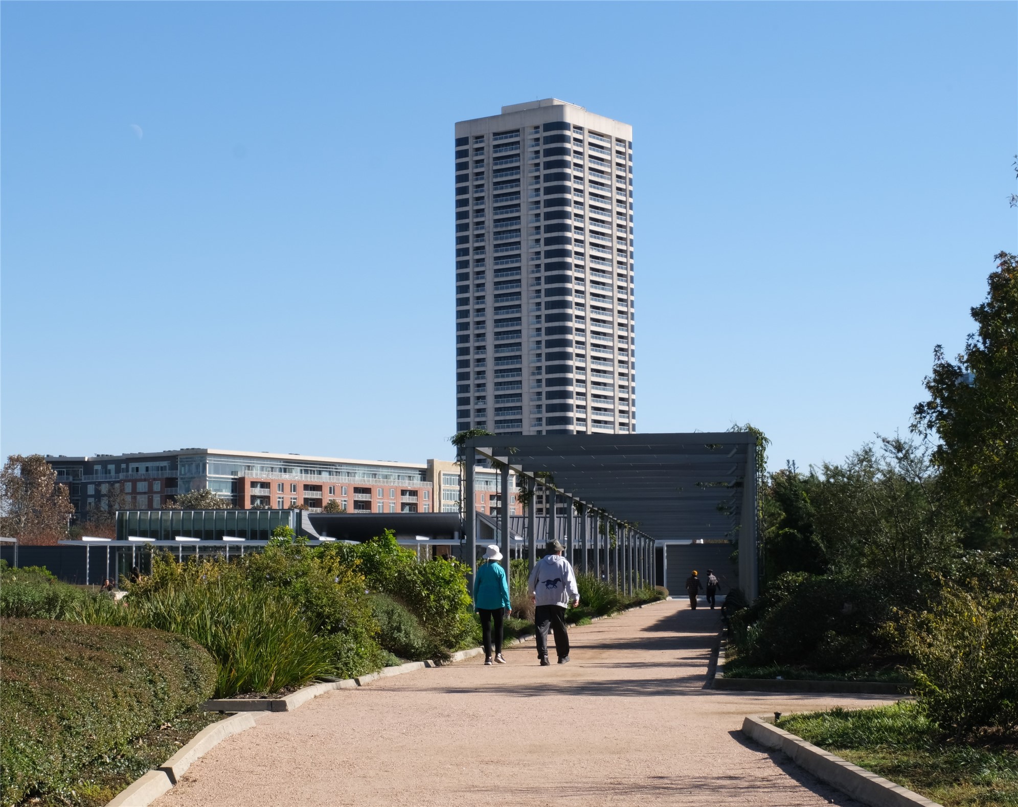 The Parklane is all about greenery and convenience. Enjoy a stroll outside or check out one of the exhibits at the nearby museums.