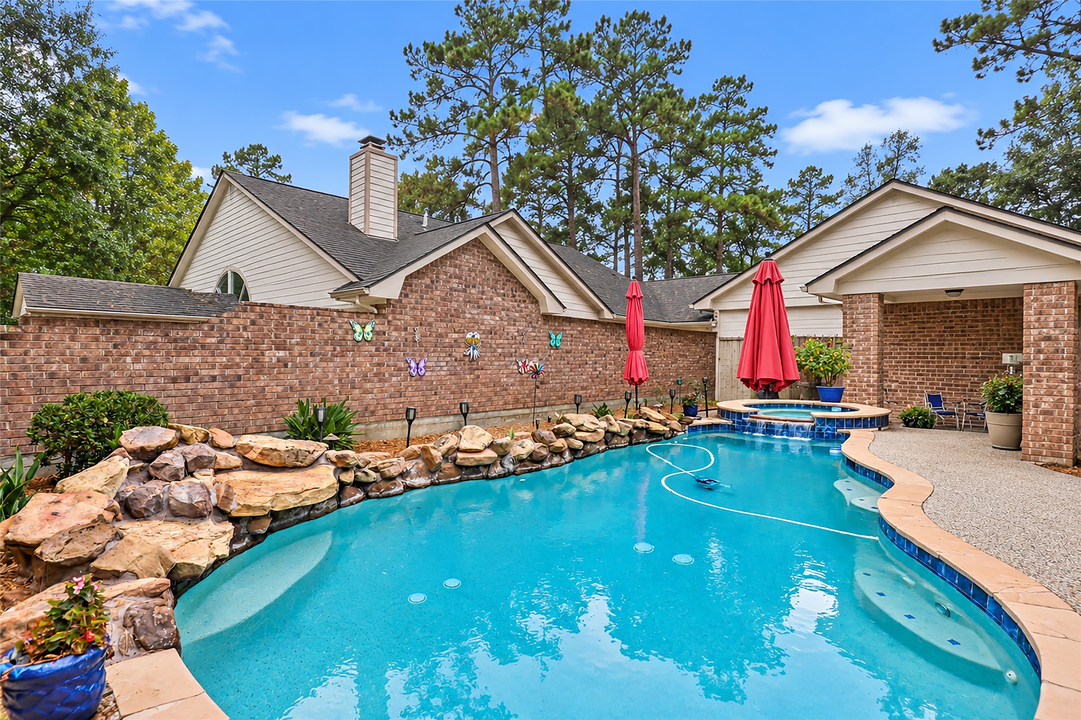 Relax and enjoy this gorgeous pool, spa, and patio area