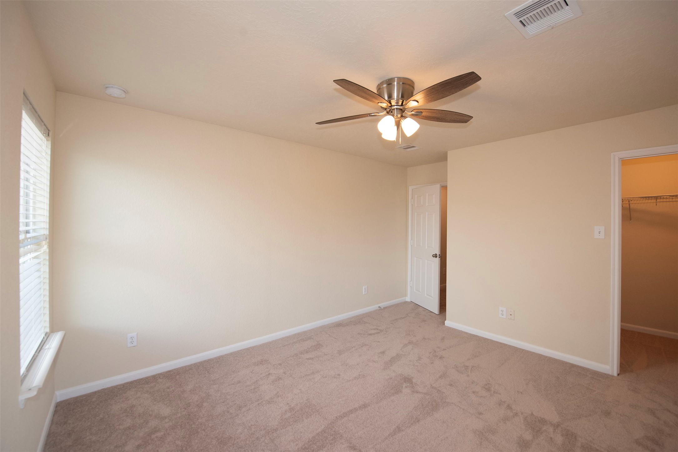 Also has walk in closet.
