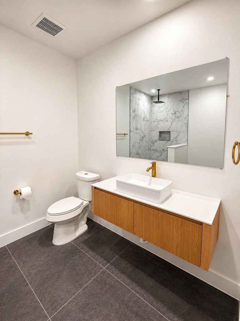 2210 Brackenridge Street, Houston, TX 77026 2210 Brackenridge Street, Houston, TX 77026