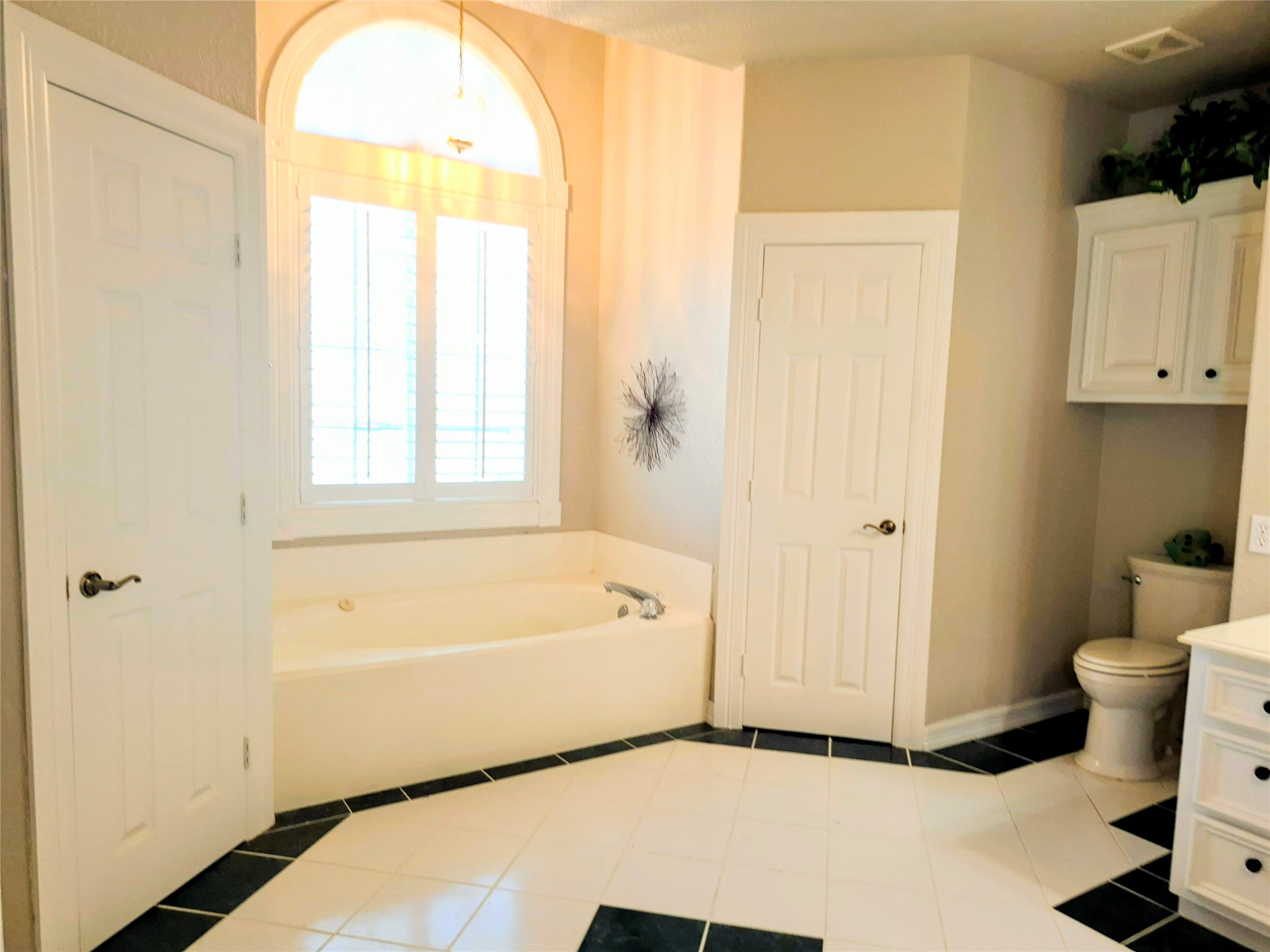 111 Kona Drive, Tiki Island, TX 77554