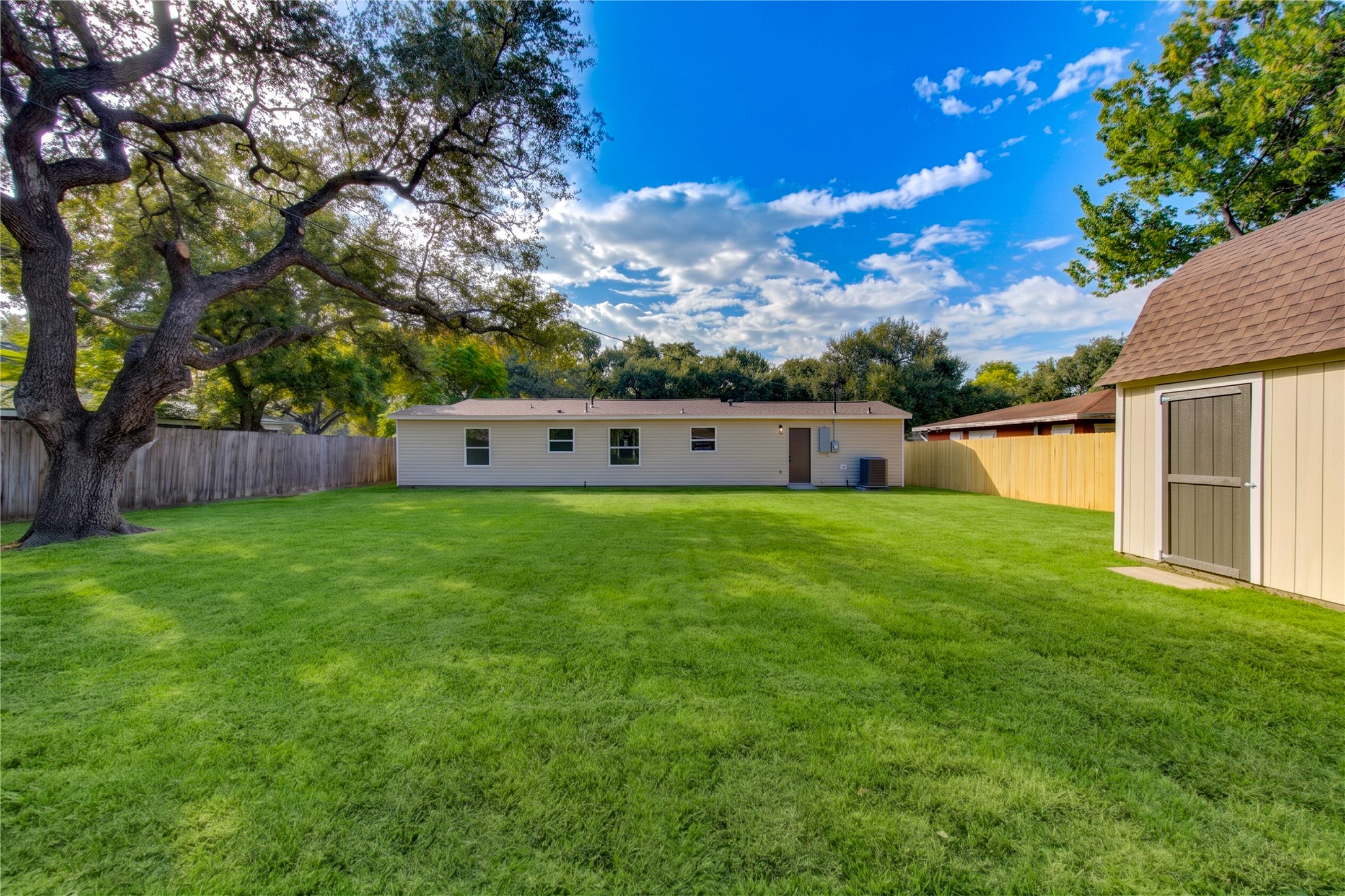 1110 18th Avenue N, Texas City, TX 77590
