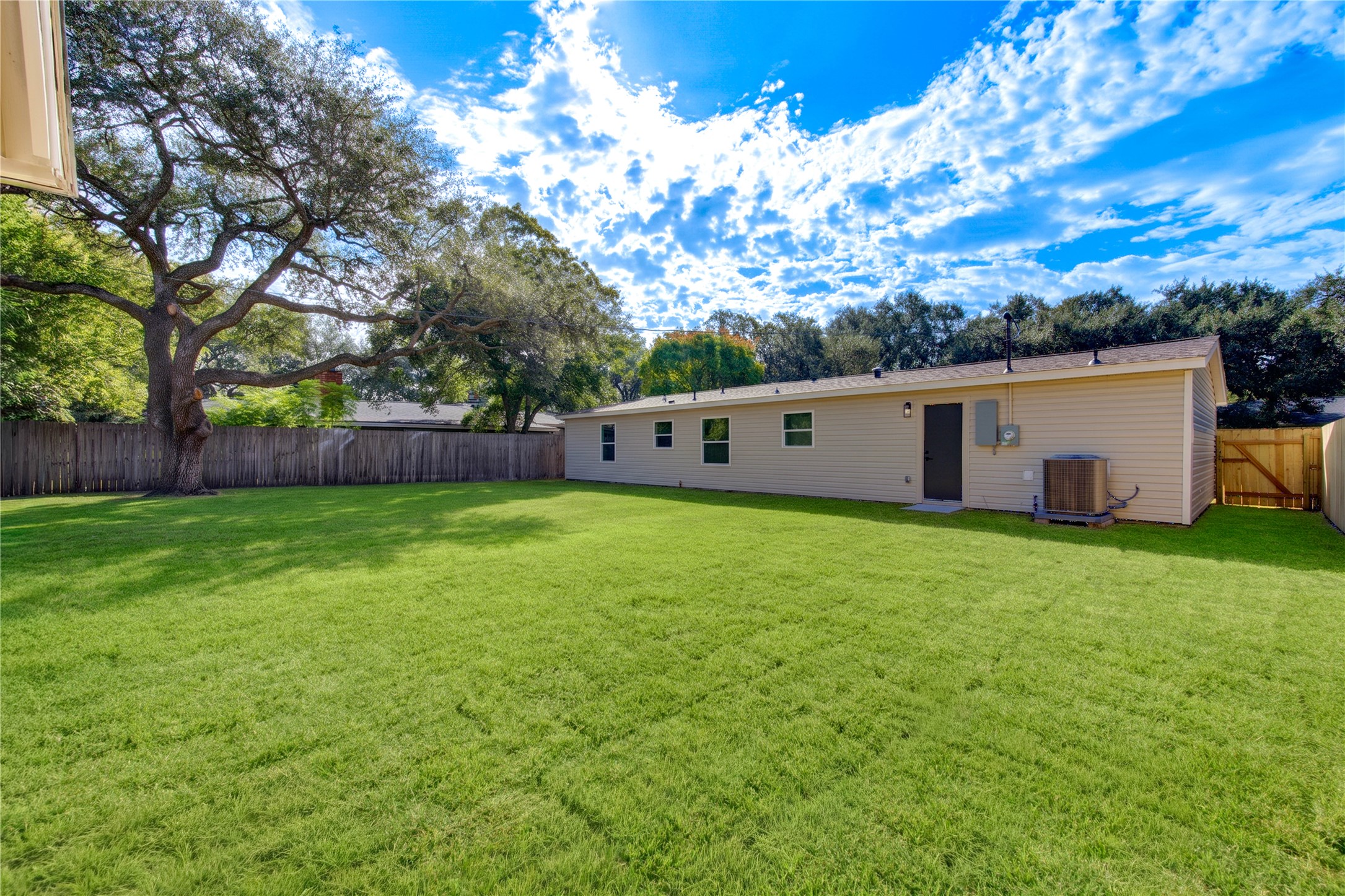 1110 18th Avenue N, Texas City, TX 77590