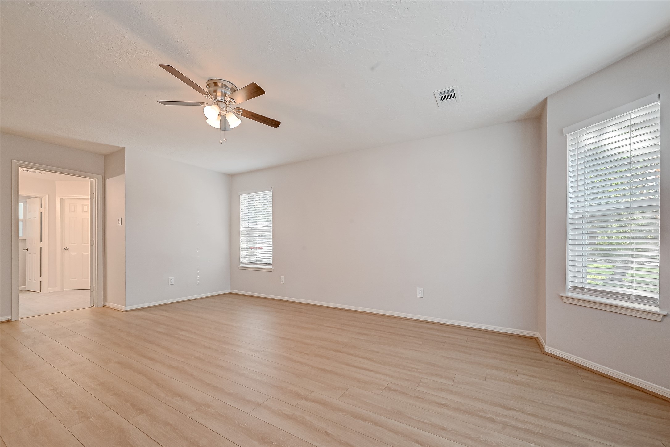 318 Pine Manor Drive, Conroe, TX 77385
