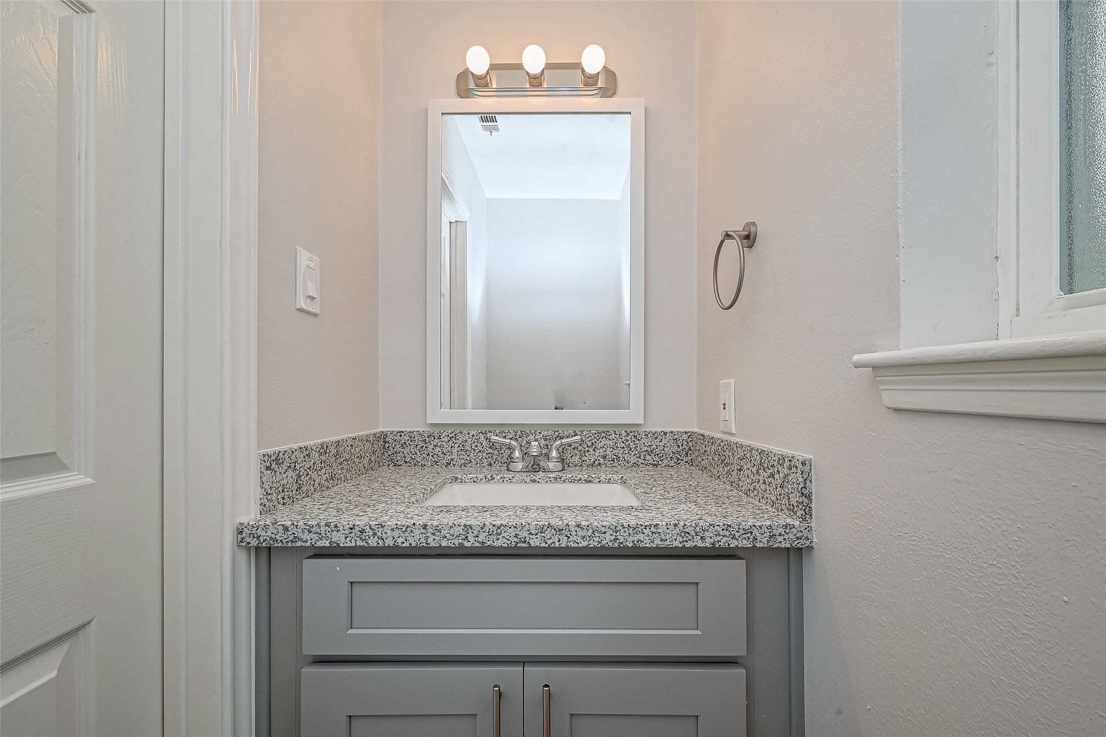 318 Pine Manor Drive, Conroe, TX 77385