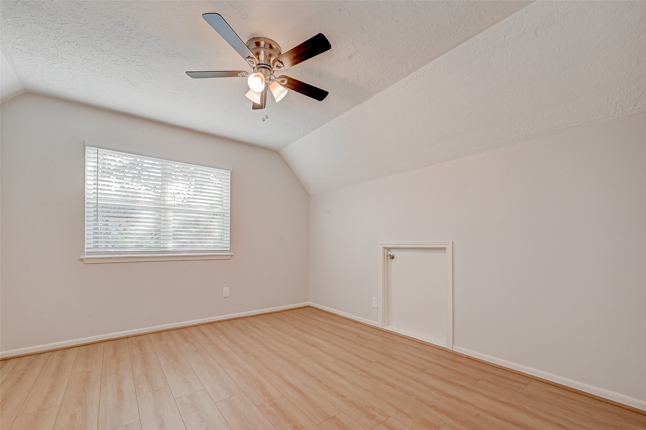 318 Pine Manor Drive, Conroe, TX 77385