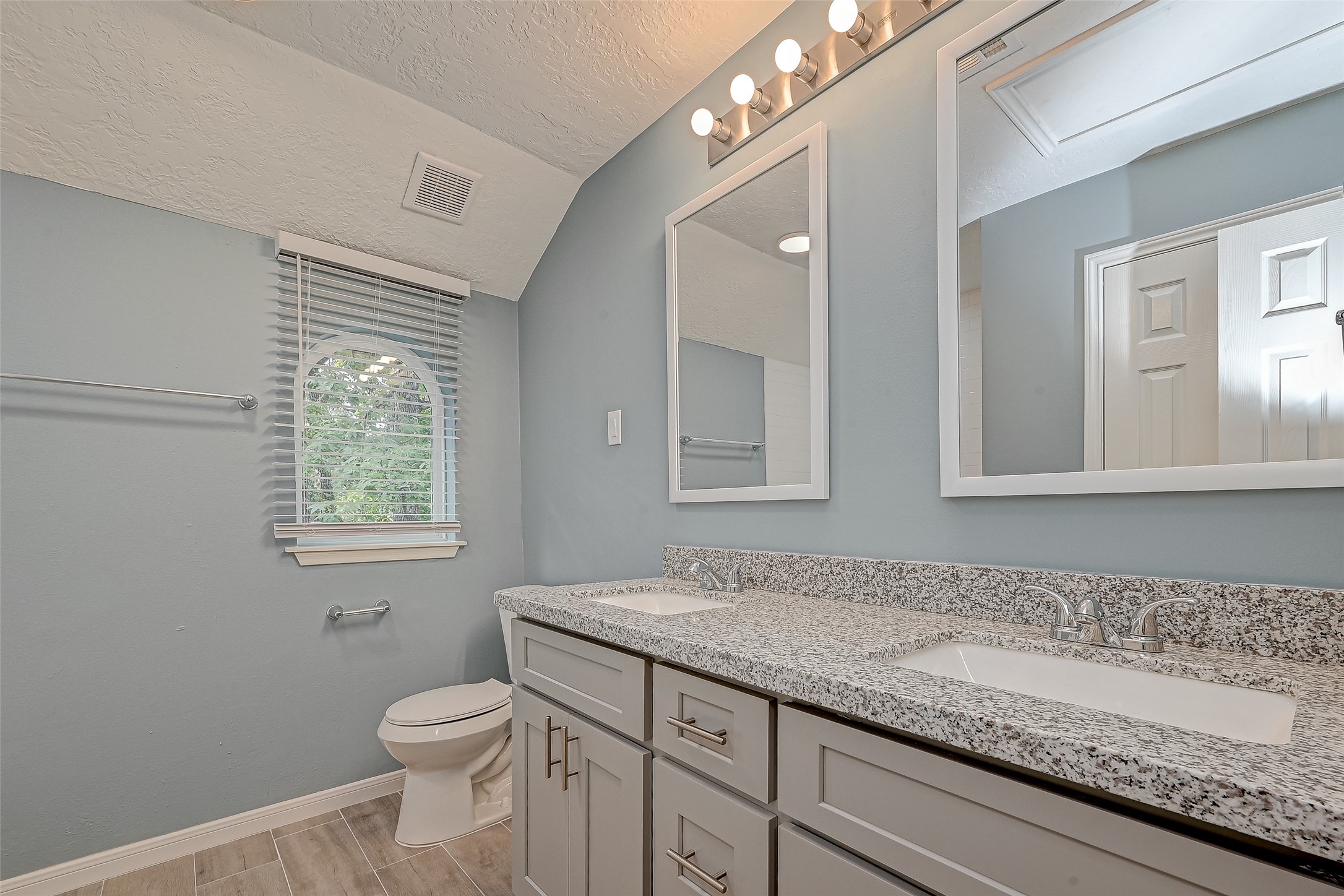 318 Pine Manor Drive, Conroe, TX 77385