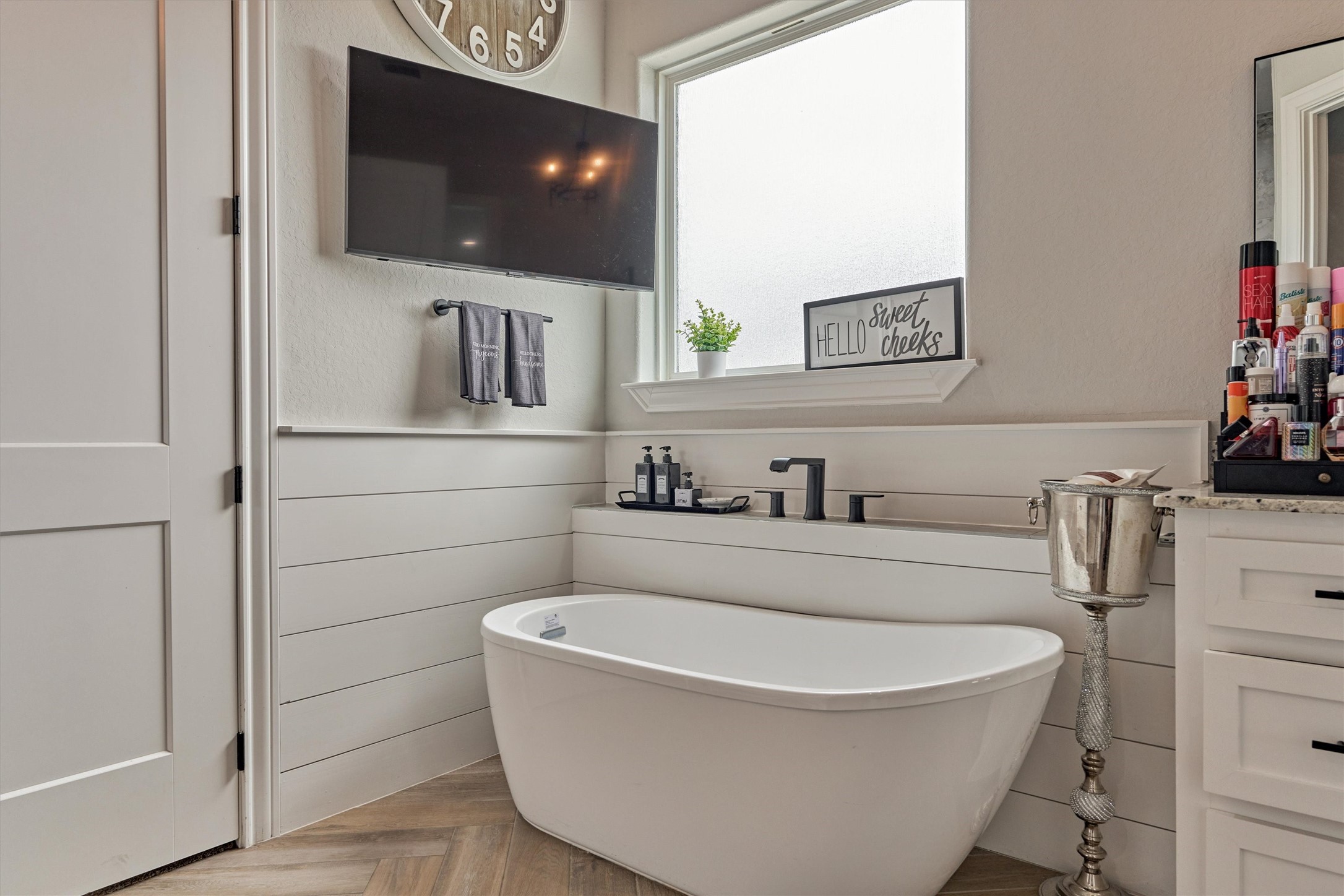 Stand alone tub and custom tv mount for easy relaxing