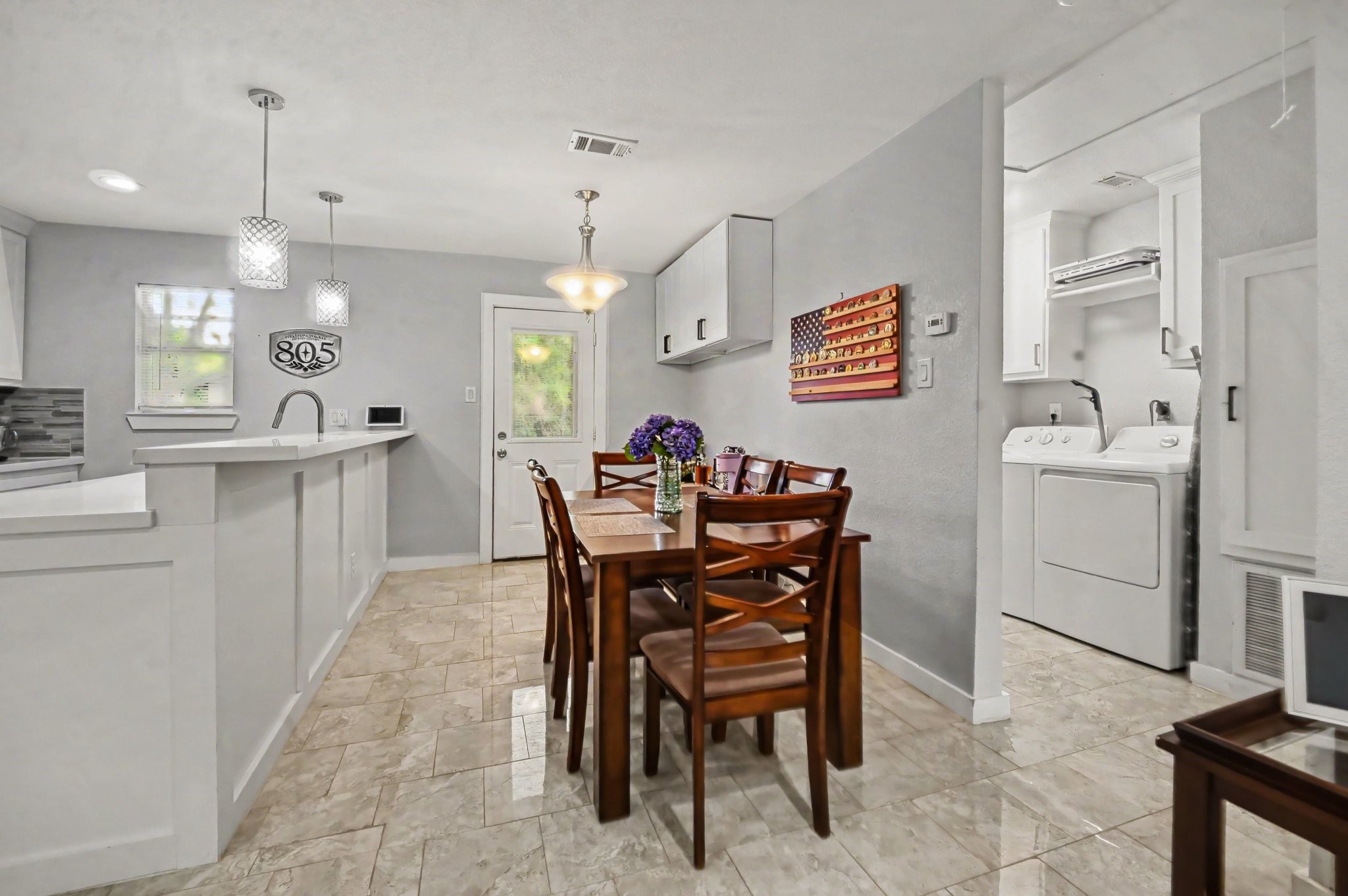 The entire length of the peninsula is perfect for a breakfast bar and there is still plenty of space for a dinning table .