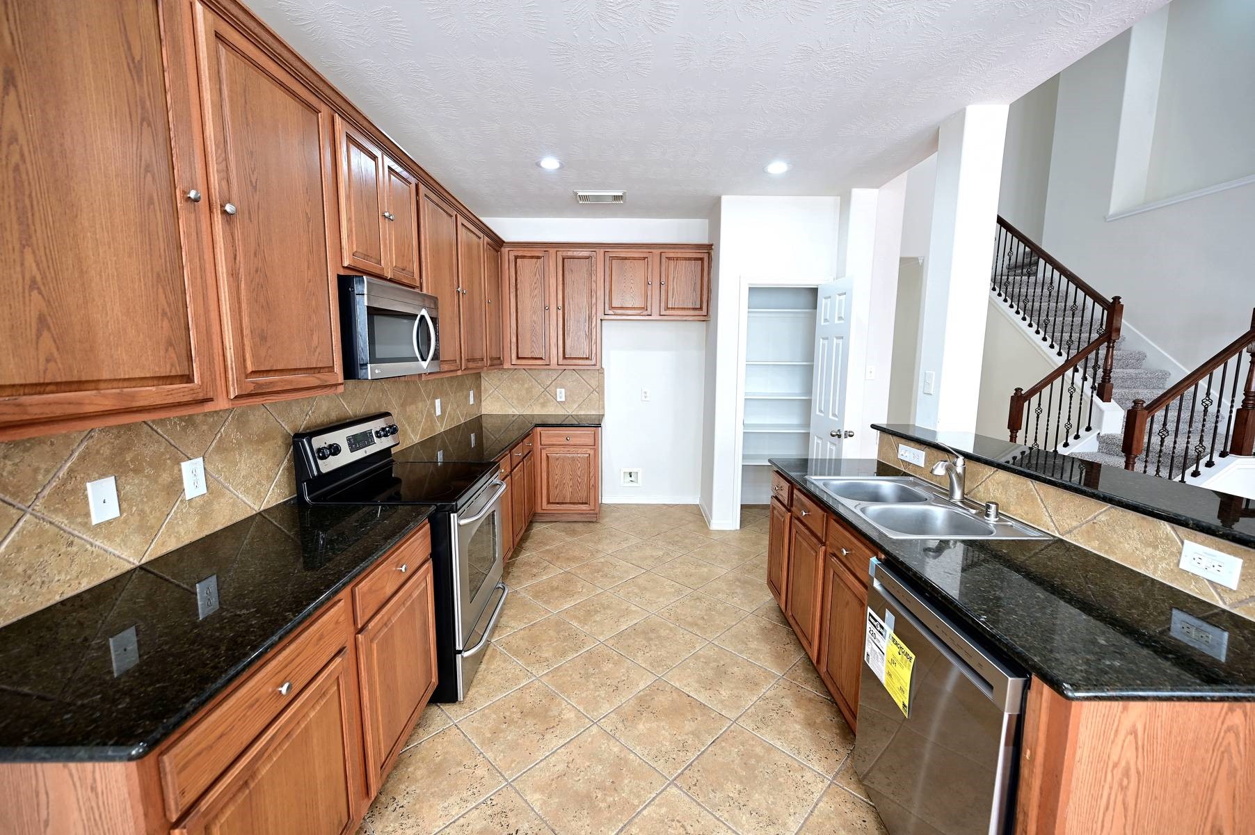 9007 Kinnel Lane, Tomball, TX 77375
