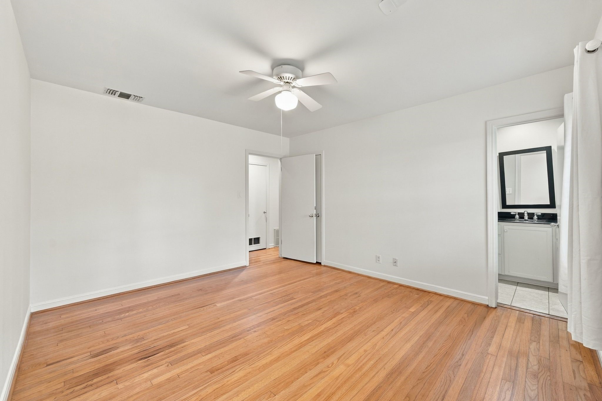 Third bedroom opens to bathroom