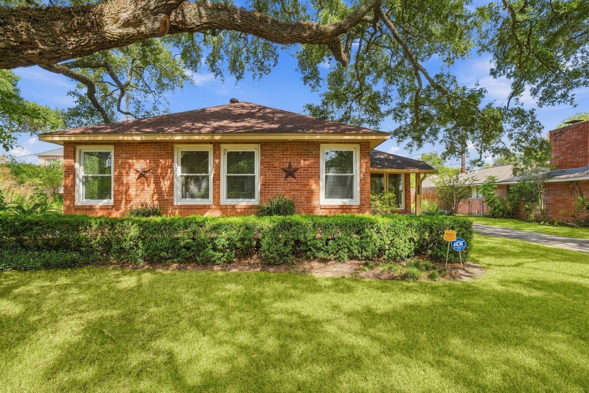 Welcome to 2206 Macarthur St.