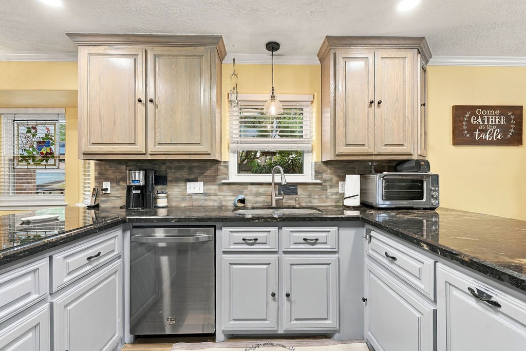 602 Renaldo Street, Dickinson, TX 77539