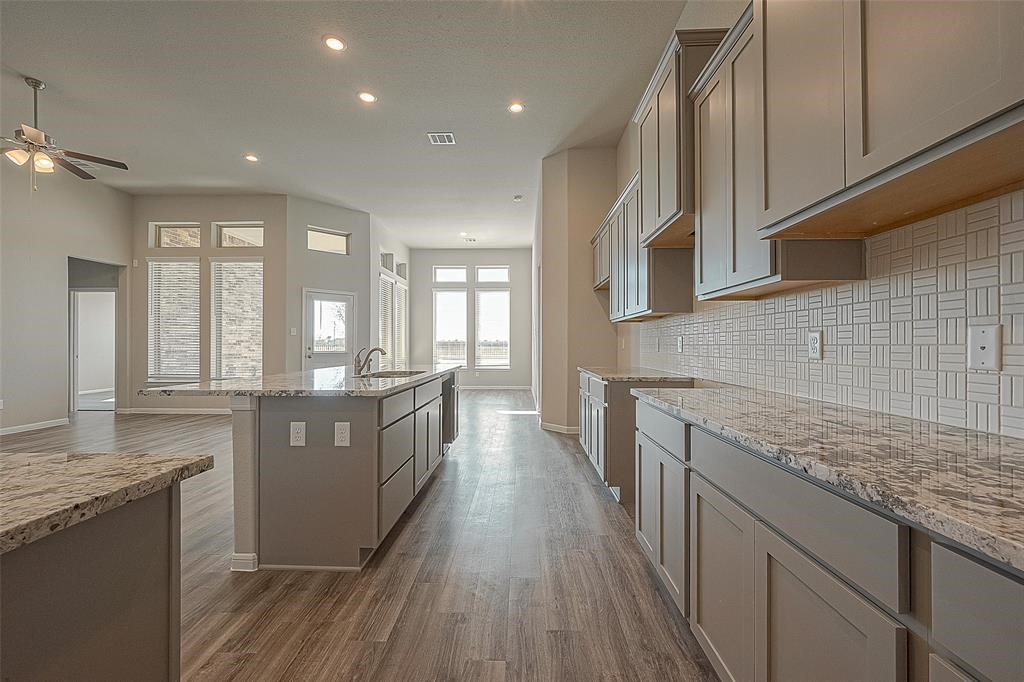 KITCHEN /GRANITE COUNTER TOPS