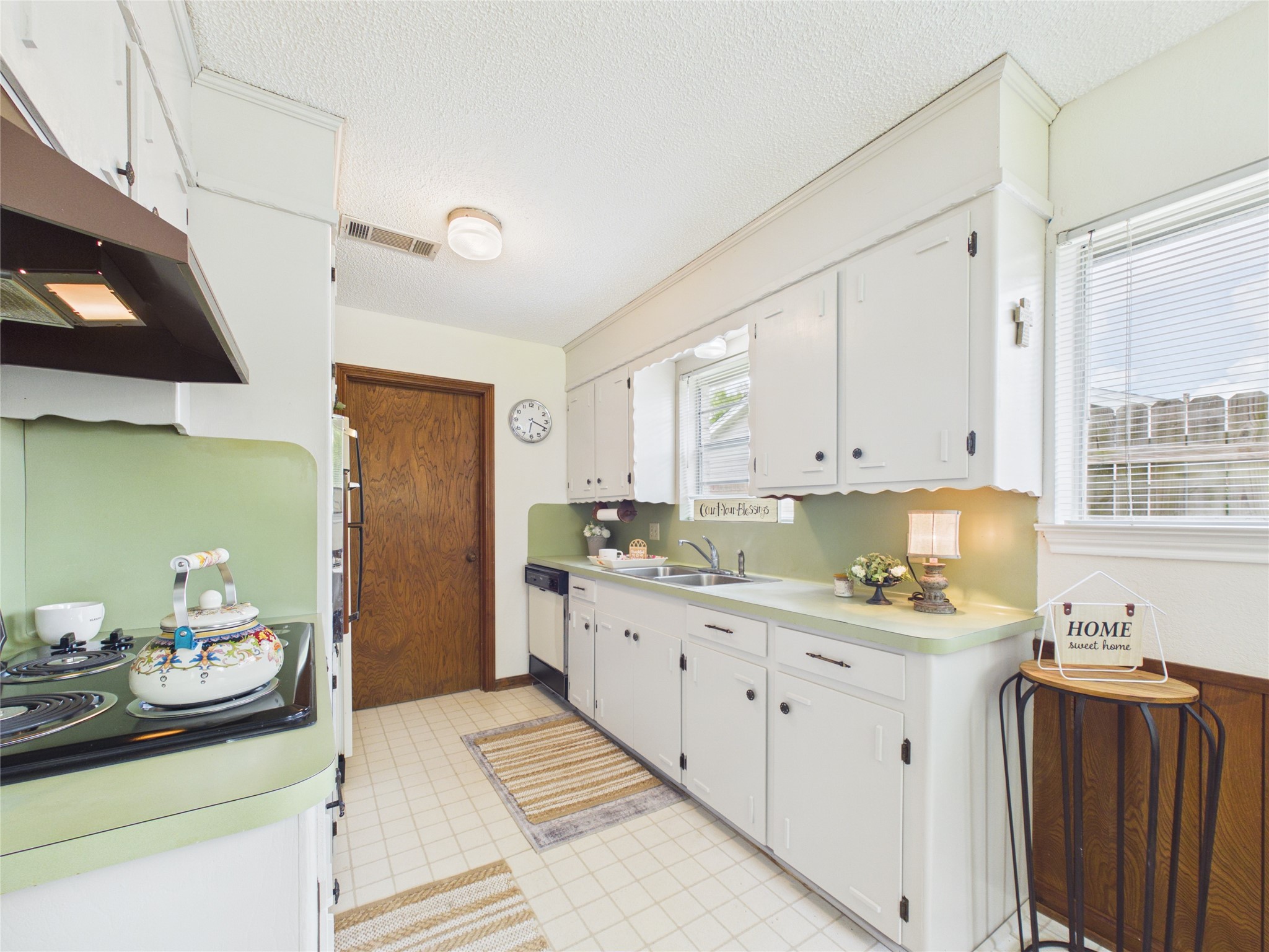 1909 Tracy Lynn Lane, Alvin, TX 77511