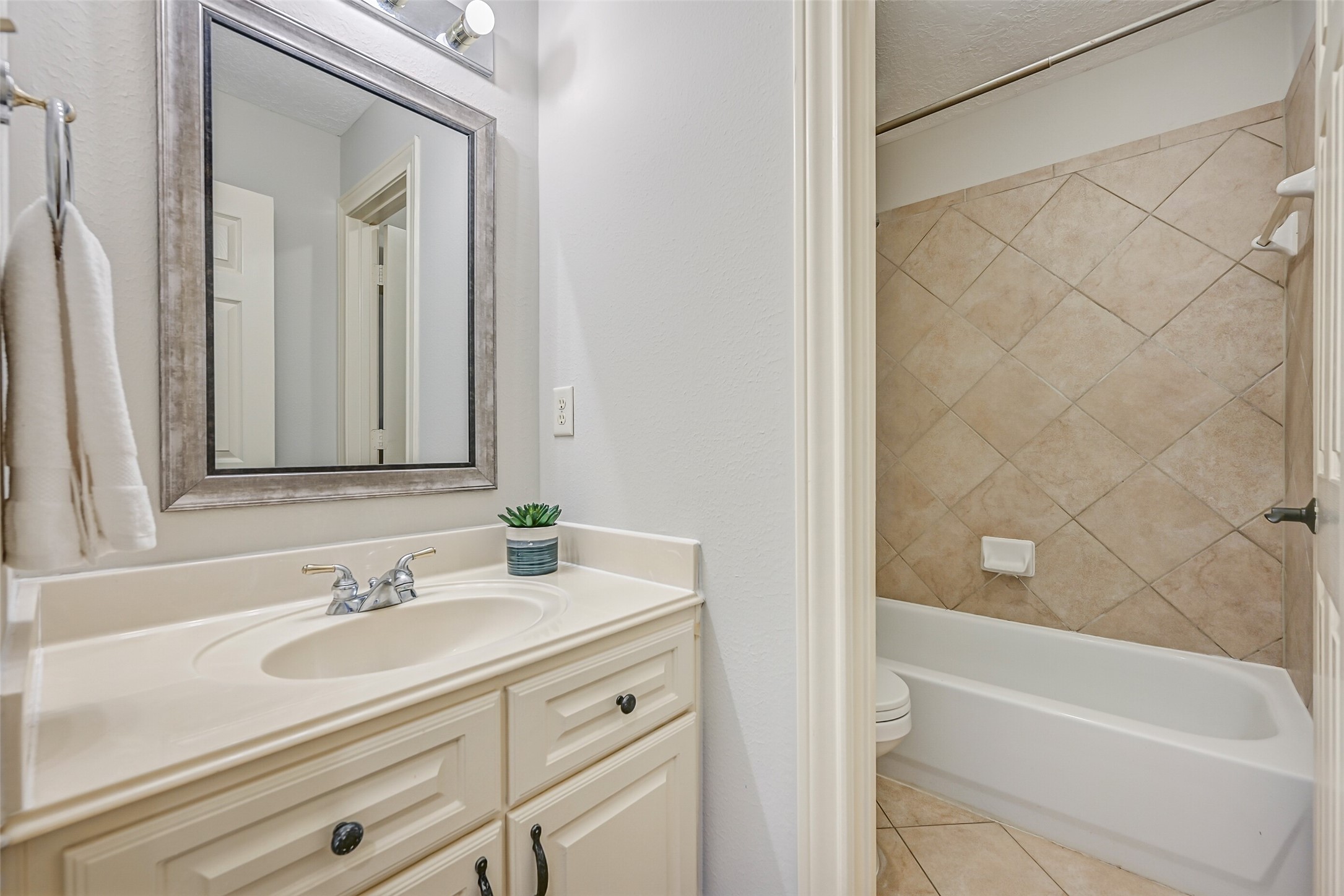 2611 Katie Harbor Drive, Manvel, TX 77578