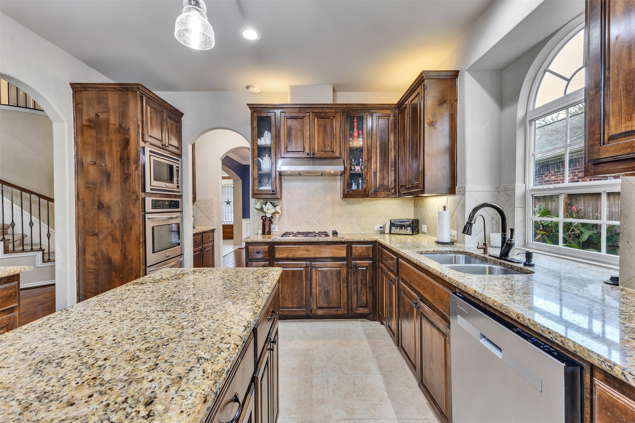 Bring out your inner chef with double ovens, a gas cooktop, and generous prep space.