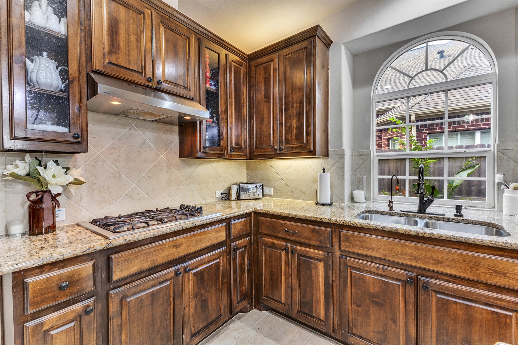 From quick weekday dinners to elaborate weekend meals, this kitchen is ready for it all.