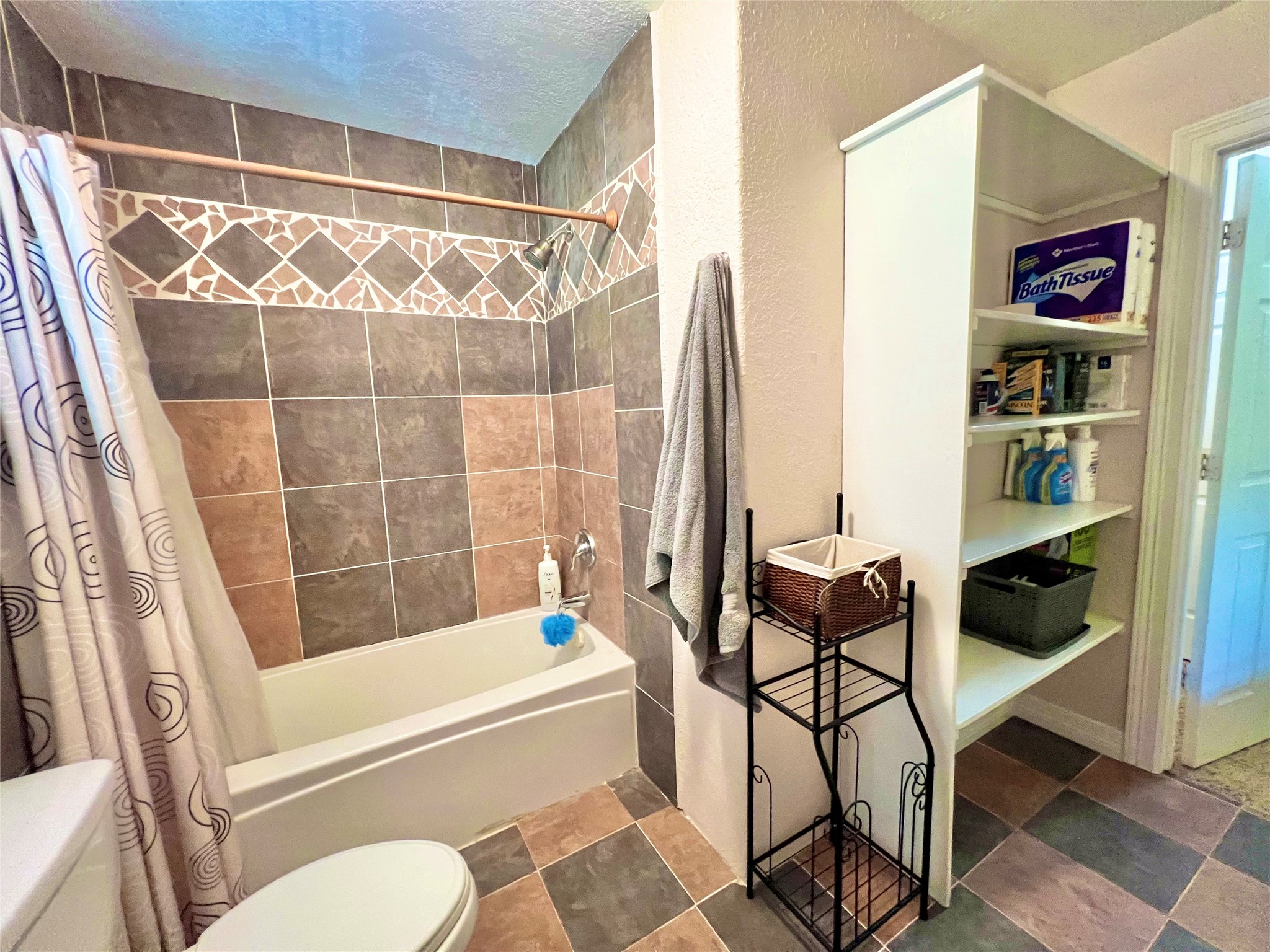 Complete en suite bathrooms