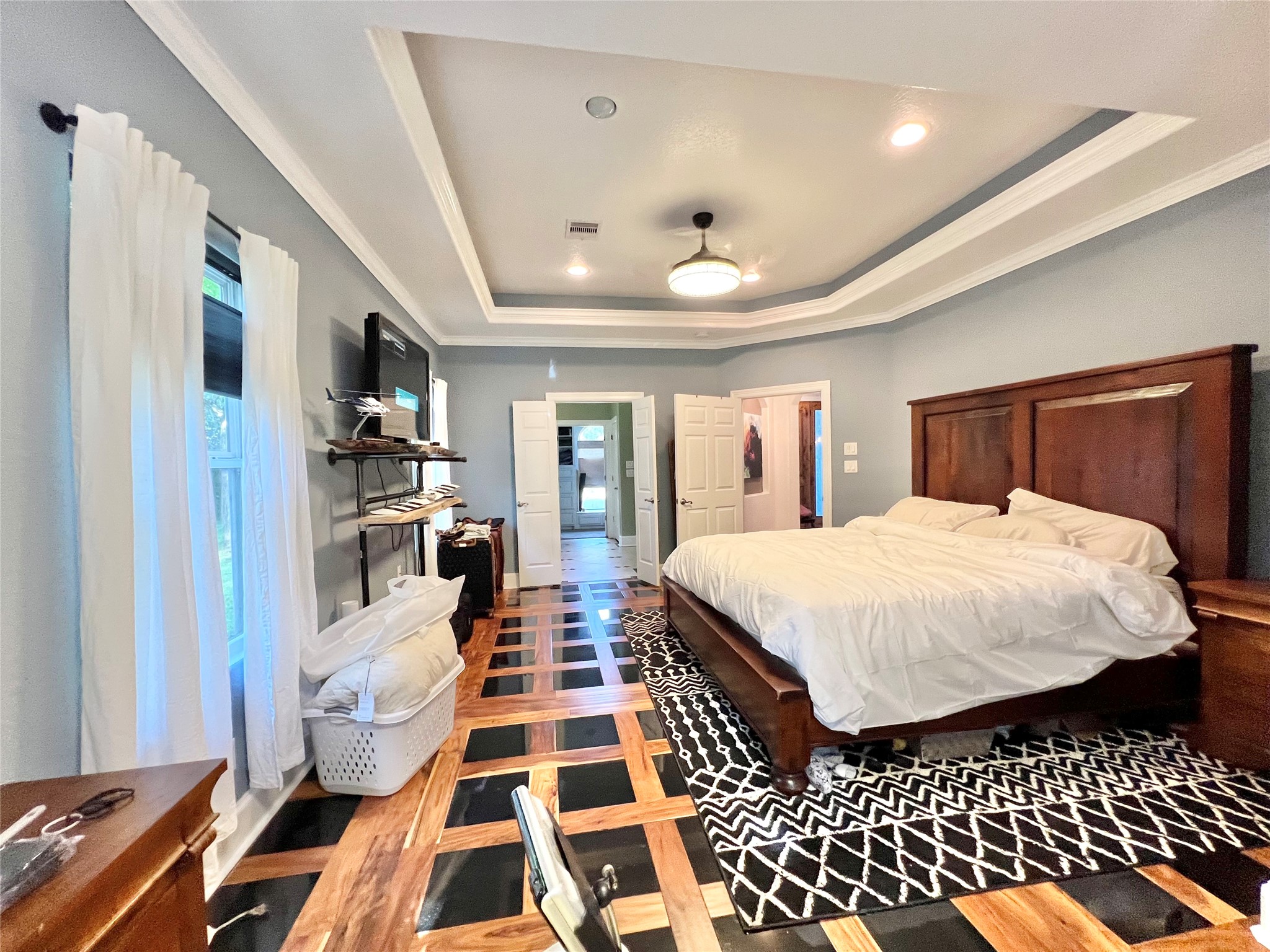 Plenty of room here, this picture is shot from the Bay Window/Reading area of the suite