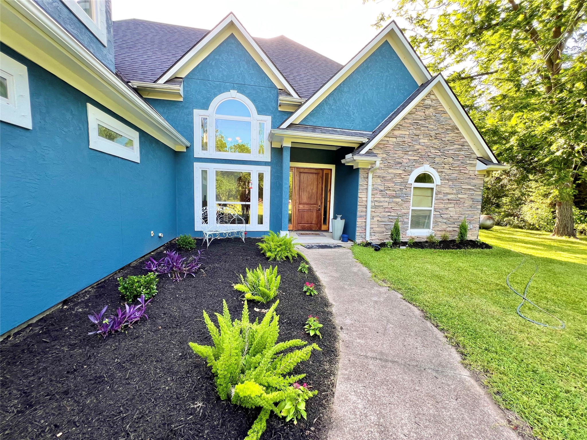 This home is just so pretty.
