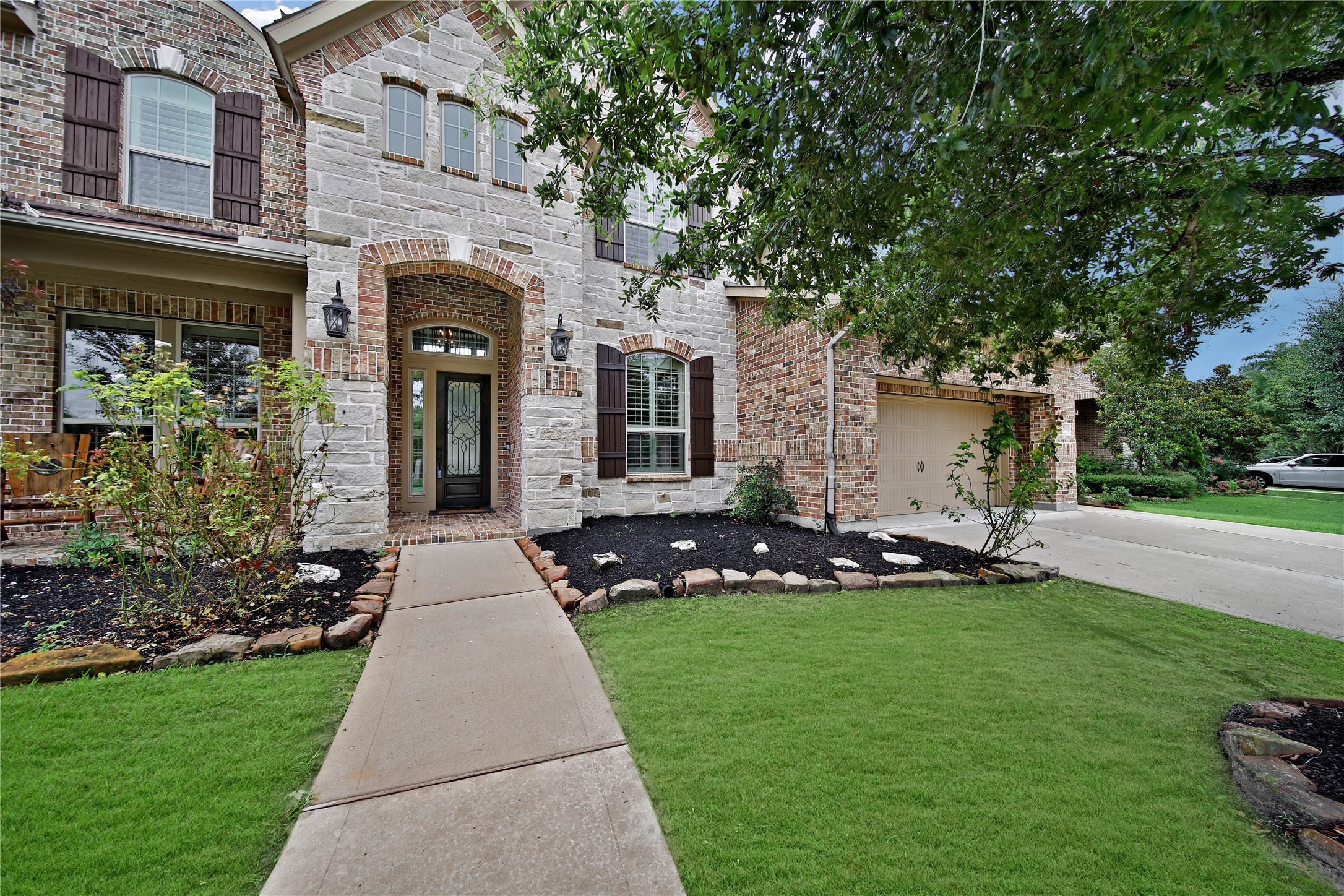 Brick and Stone combine to create a lovely exterior on this 4 BR, 3.5 Bath Trendmaker Home. Brick and Stone combine to create a lovely exterior on this 4 BR, 3.5 Bath Trendmaker Home.