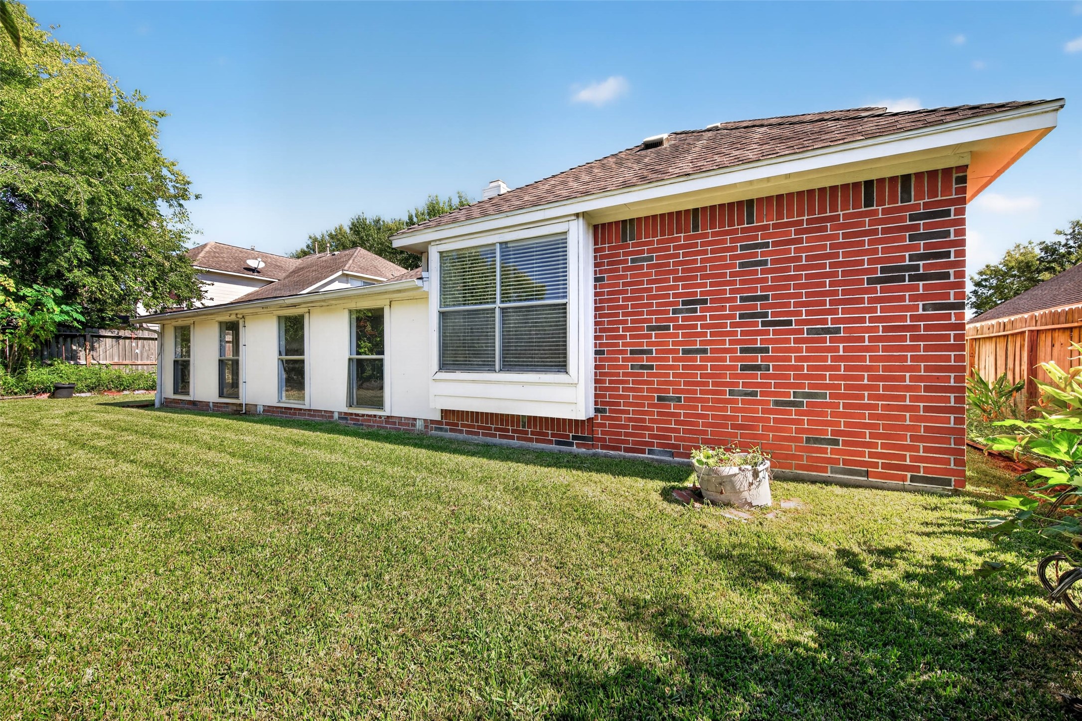 110 Annes Way, Stafford, TX 77477