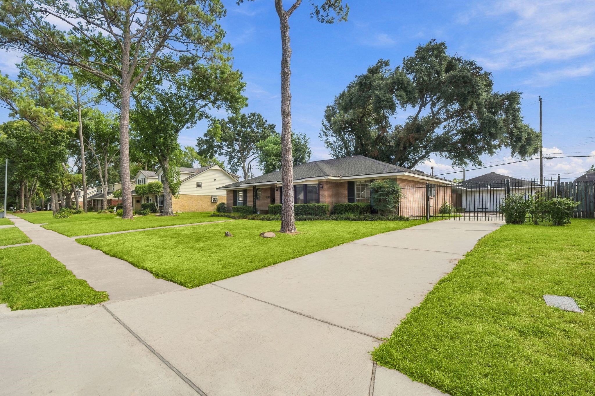 7823 Twin Hills Drive, Houston, TX 77071