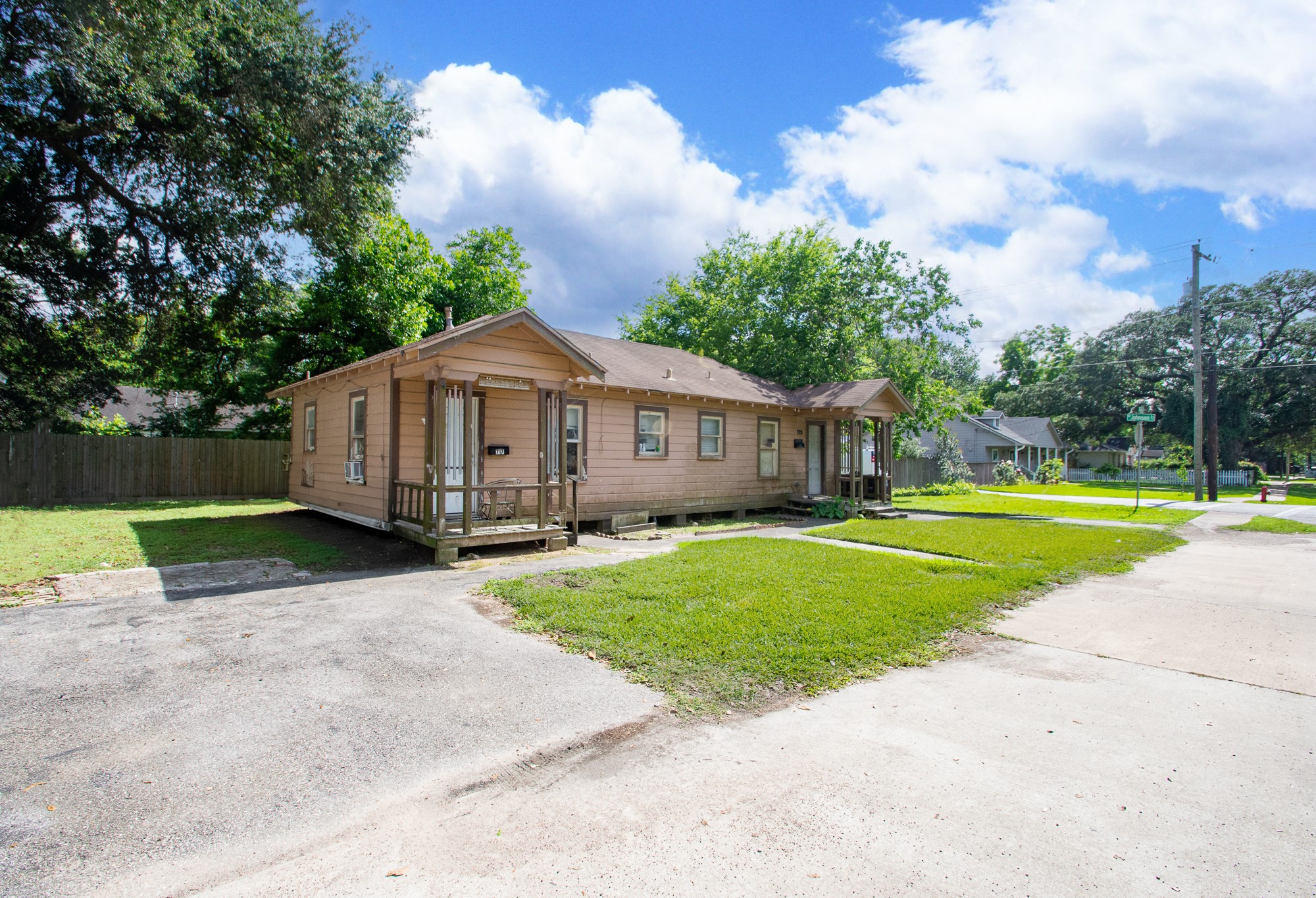 713 W Willis Street, Alvin, TX 77511