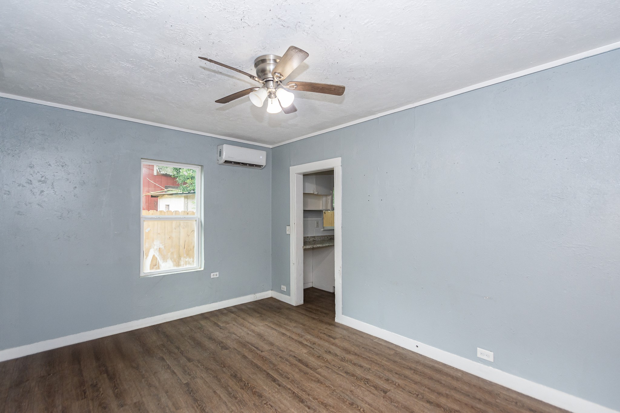 713 W Willis Street, Alvin, TX 77511