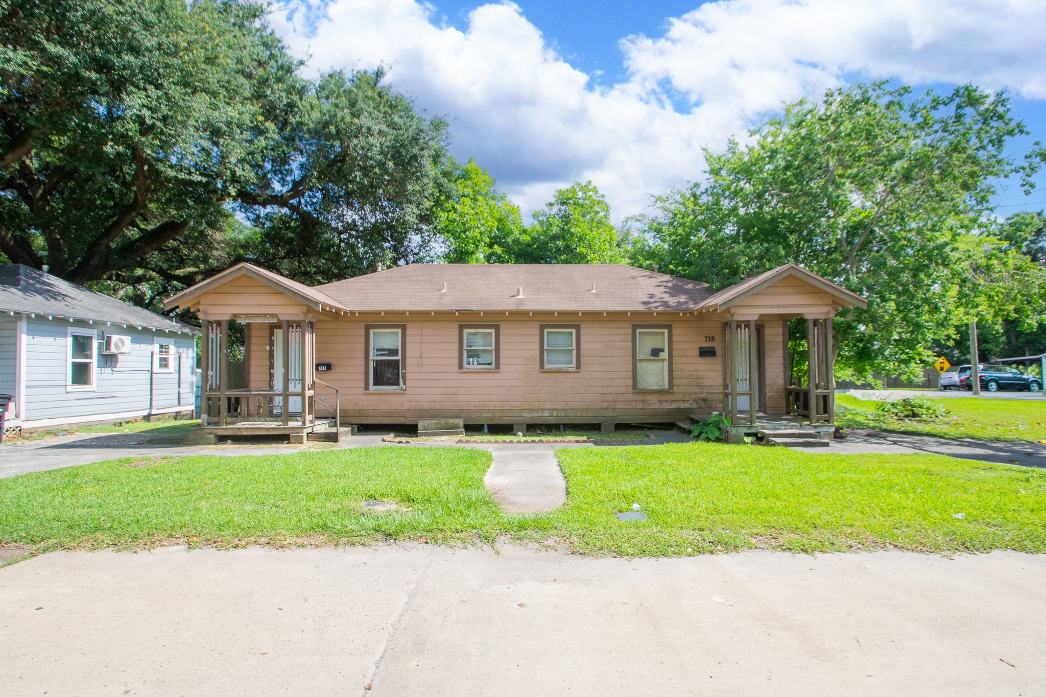 713 W Willis Street, Alvin, TX 77511