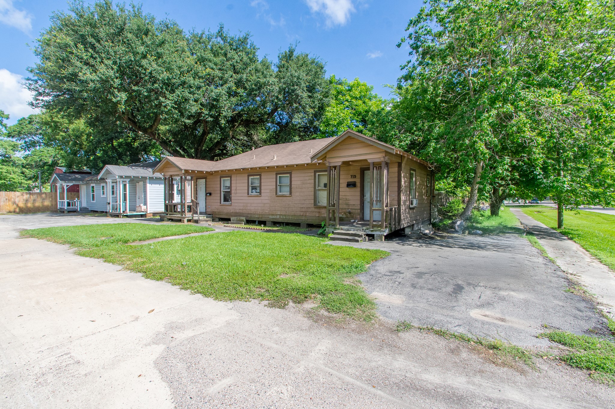 713 W Willis Street, Alvin, TX 77511