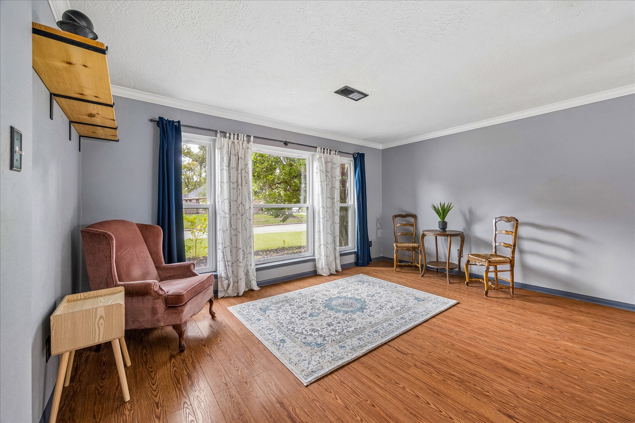 Entertain iin this huge room with lots of decorating options