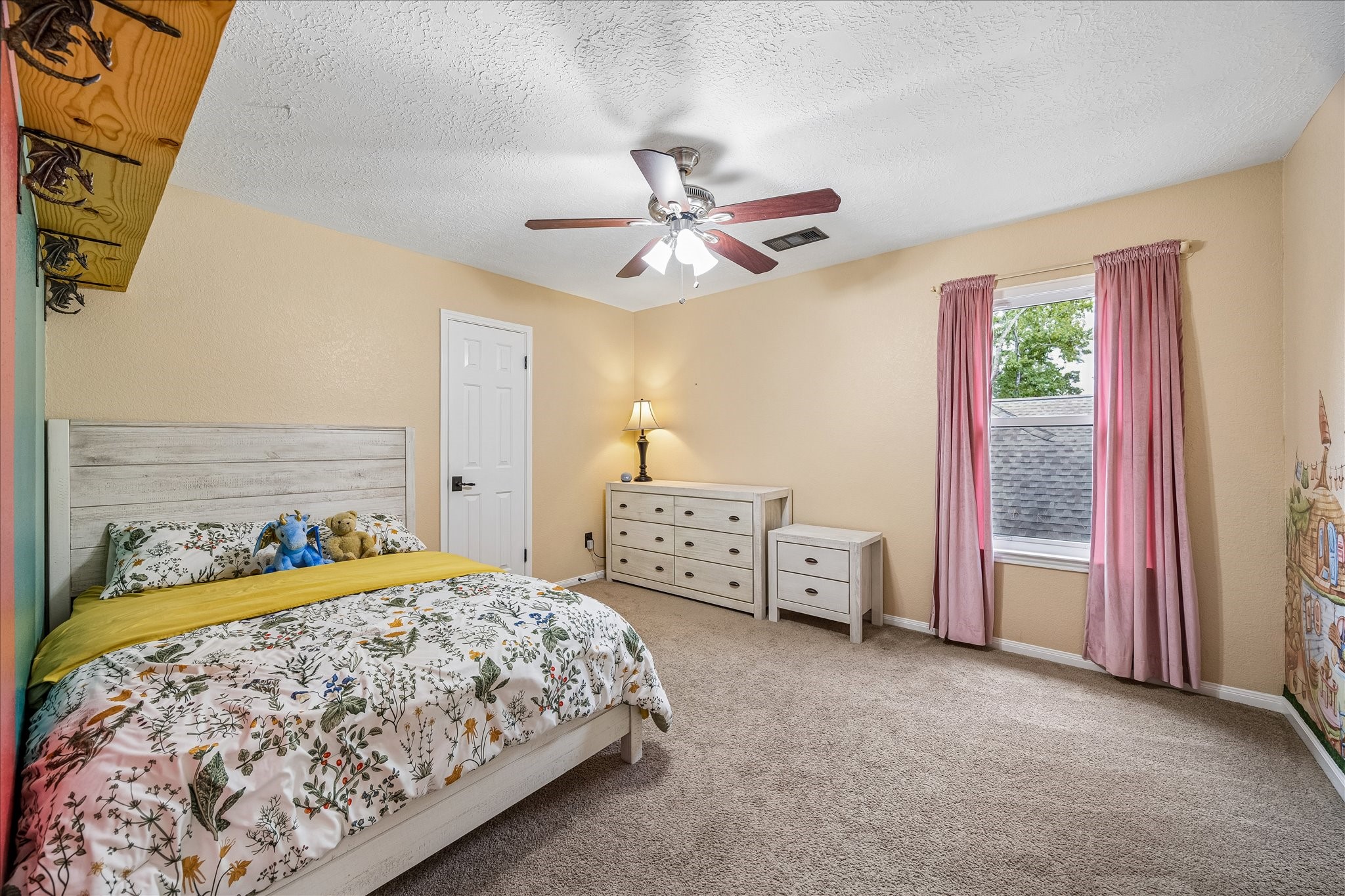 Another very large guest bedroom