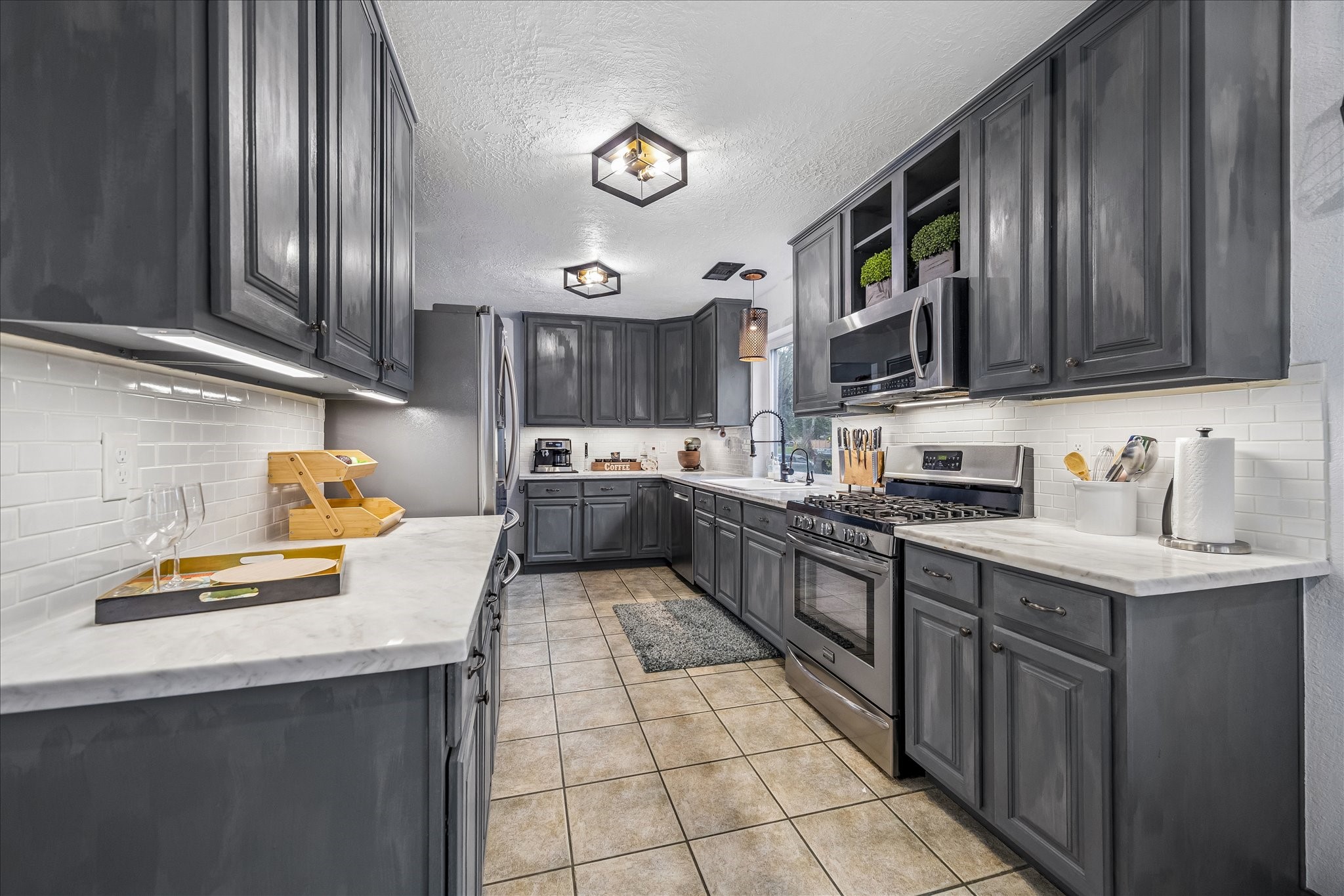 Granite countertops, custom cabinets & great lighting
