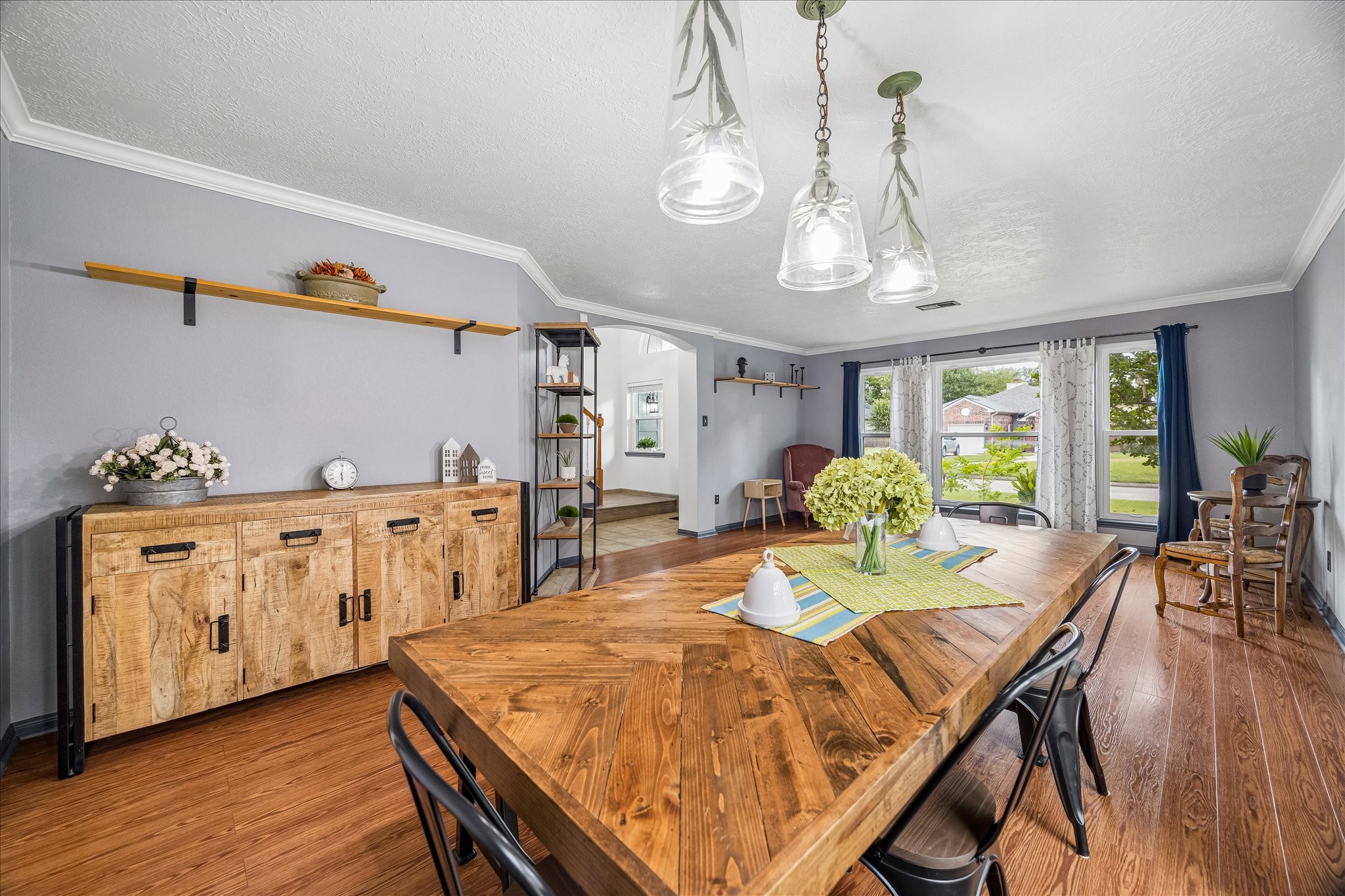 Formal dining, w/sitting/den/ or 2nd living area