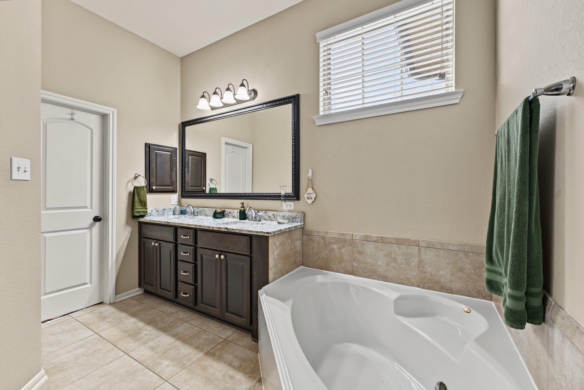 178 Biltmore Loop, Montgomery, TX 77316