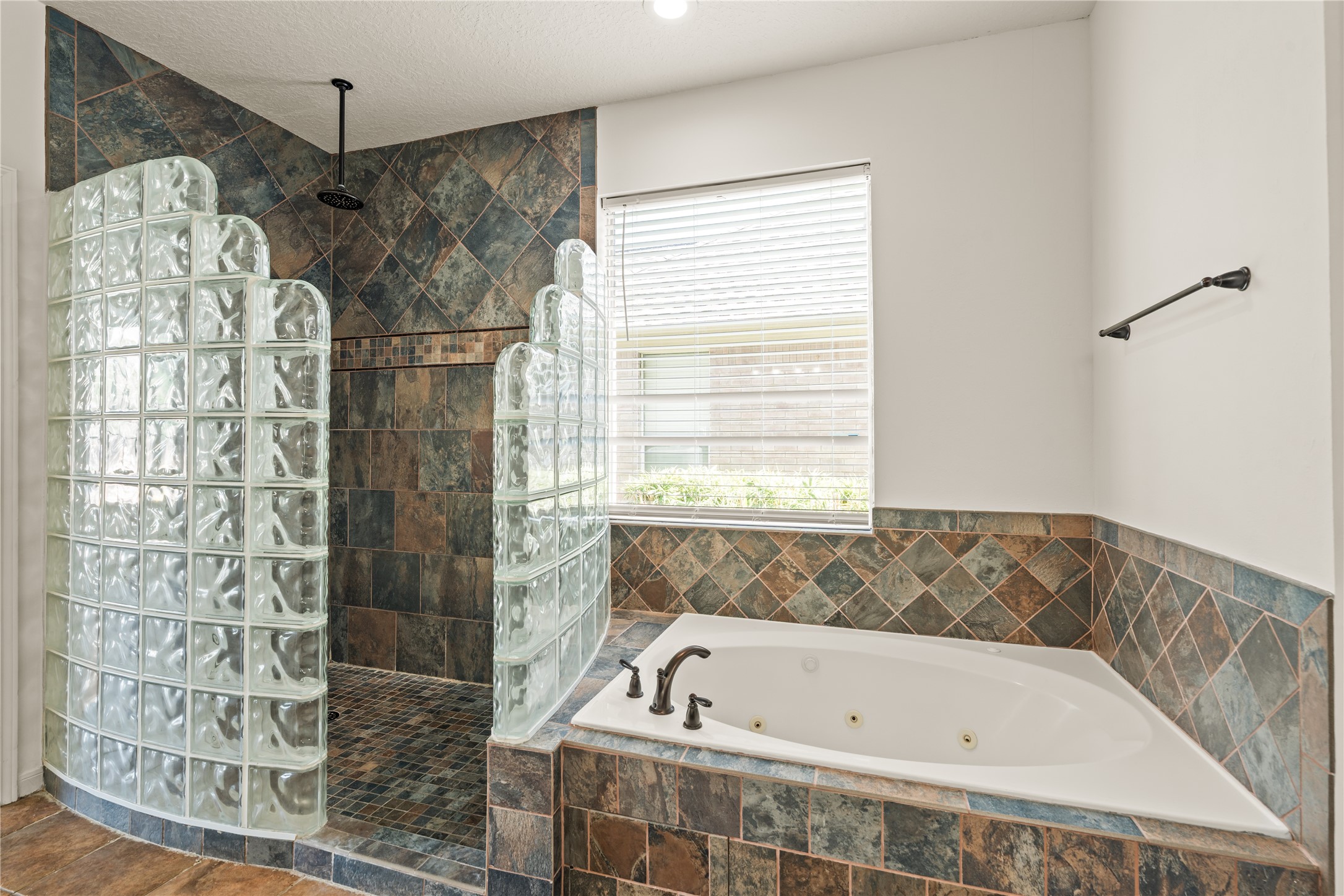 Walk-in shower & soaking bath tub in primary en suite.