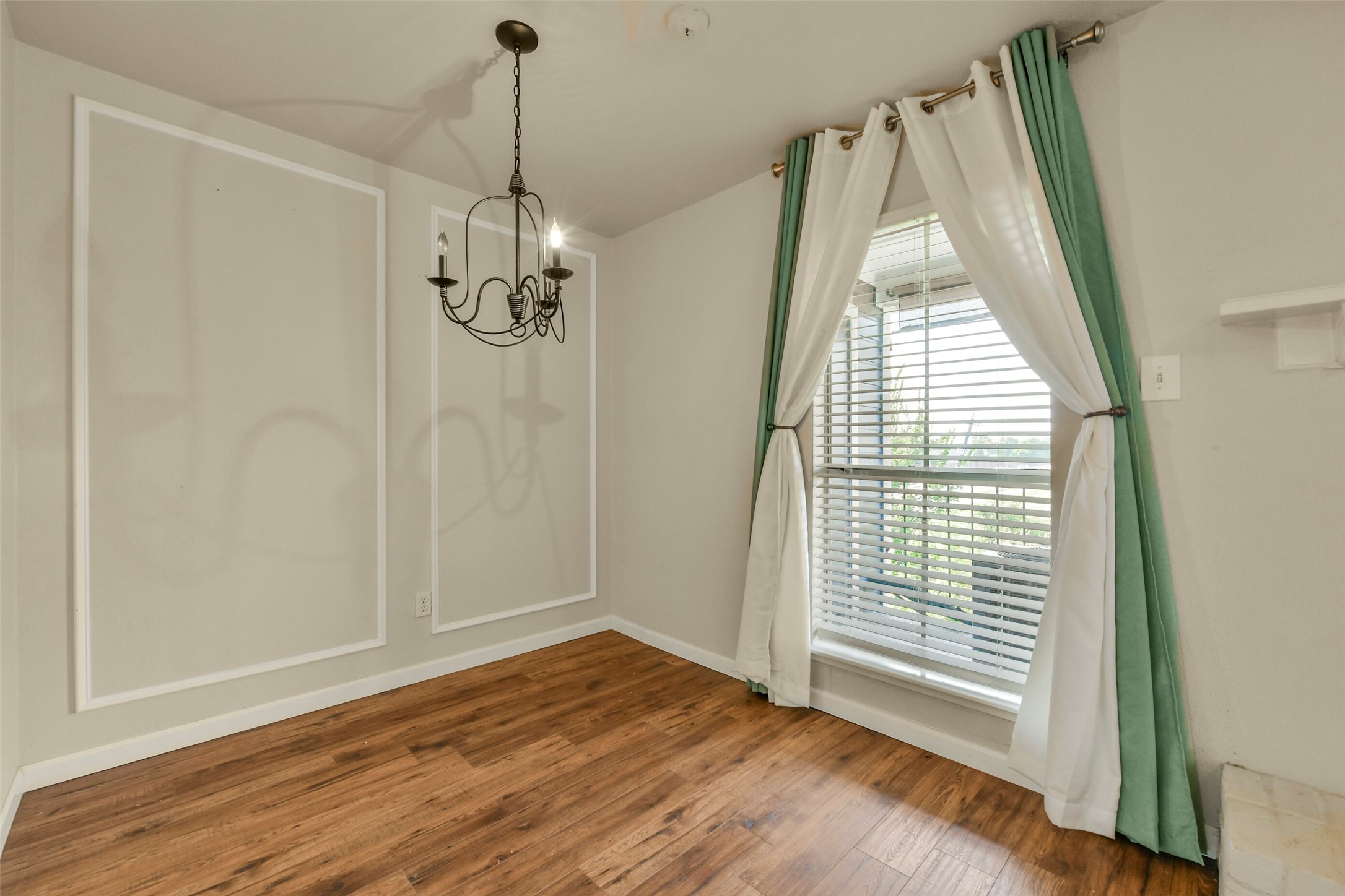 Dining/breakfast space + added crown molding